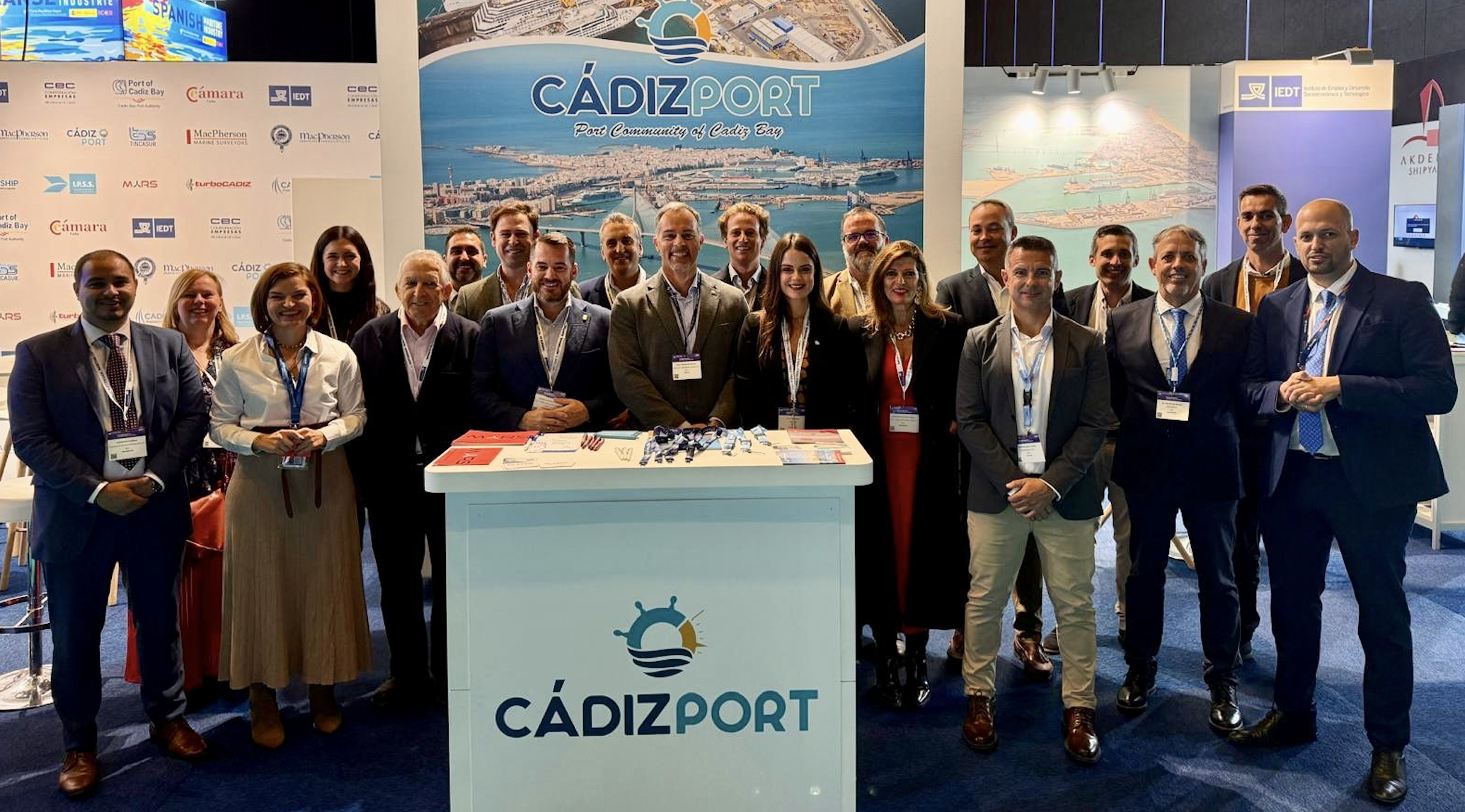 La delegación de la provincia en la feria Europort 2025, posando en el estand de Cádiz-Port.