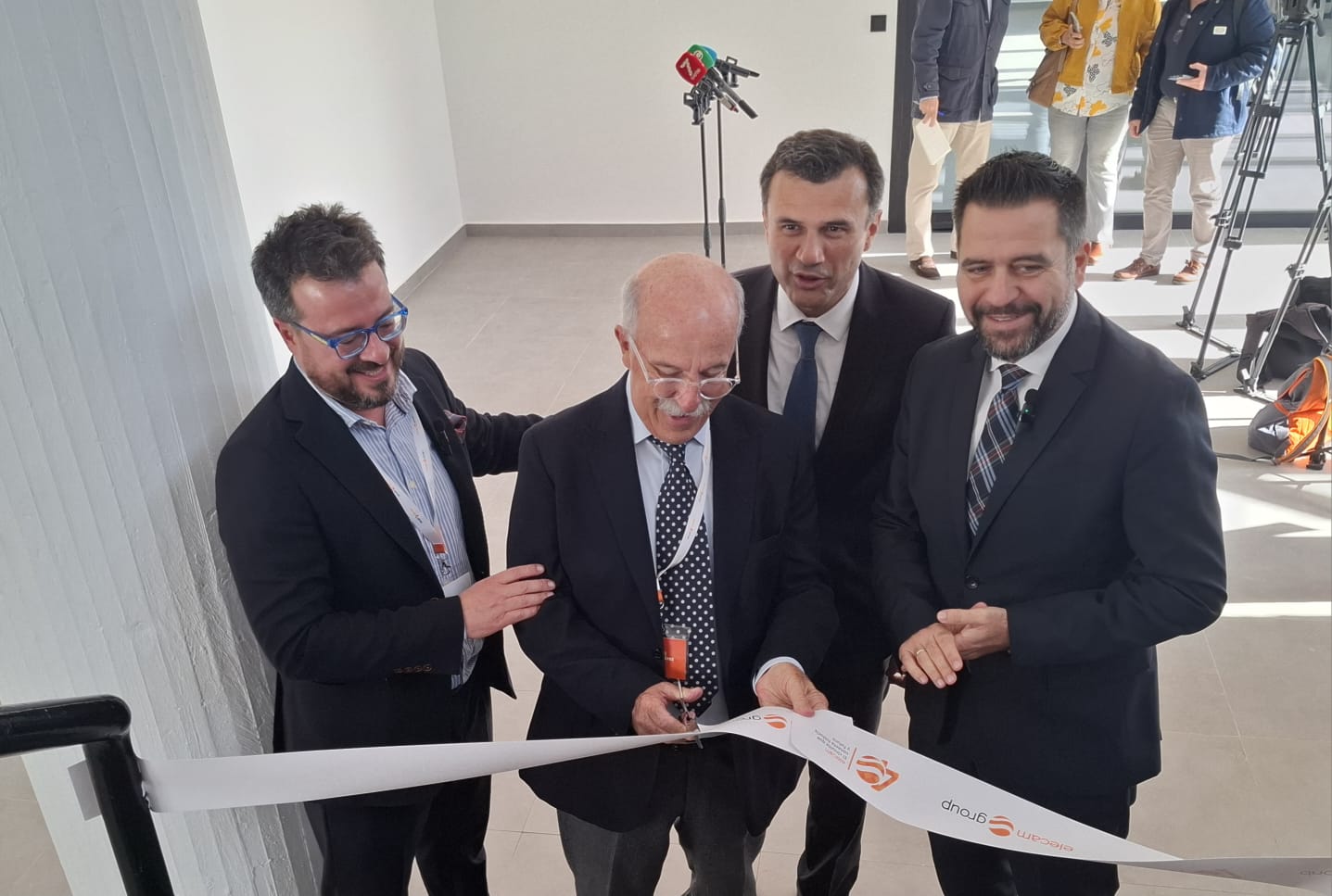 El CEO de Elecam Group cortando a cinta inaugural en presencia del alcalde de Cádiz y el delegado de la Zona Franca. 
