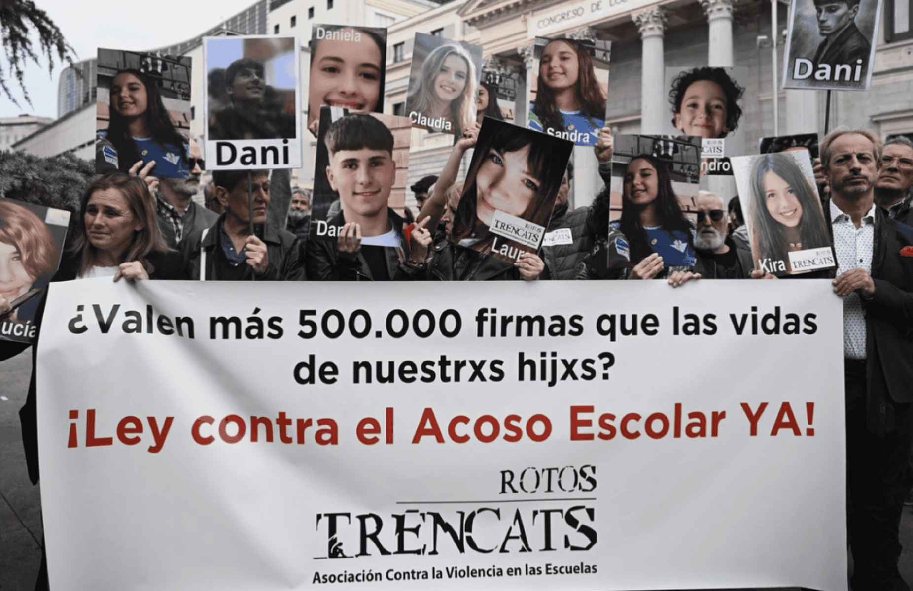 Una imagen de las familias, con las fotos de sus hijos e hijas víctimas de la violencia escolar. Una imagen de las familias, con las fotos de sus hijos e hijas víctimas de la violencia escolar.