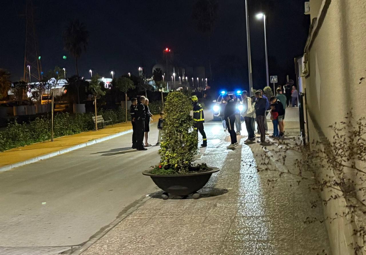 Vecinos, en la calle, tras el susto en Guadalcacín. Vecinos, en la calle, tras el susto en Guadalcacín.