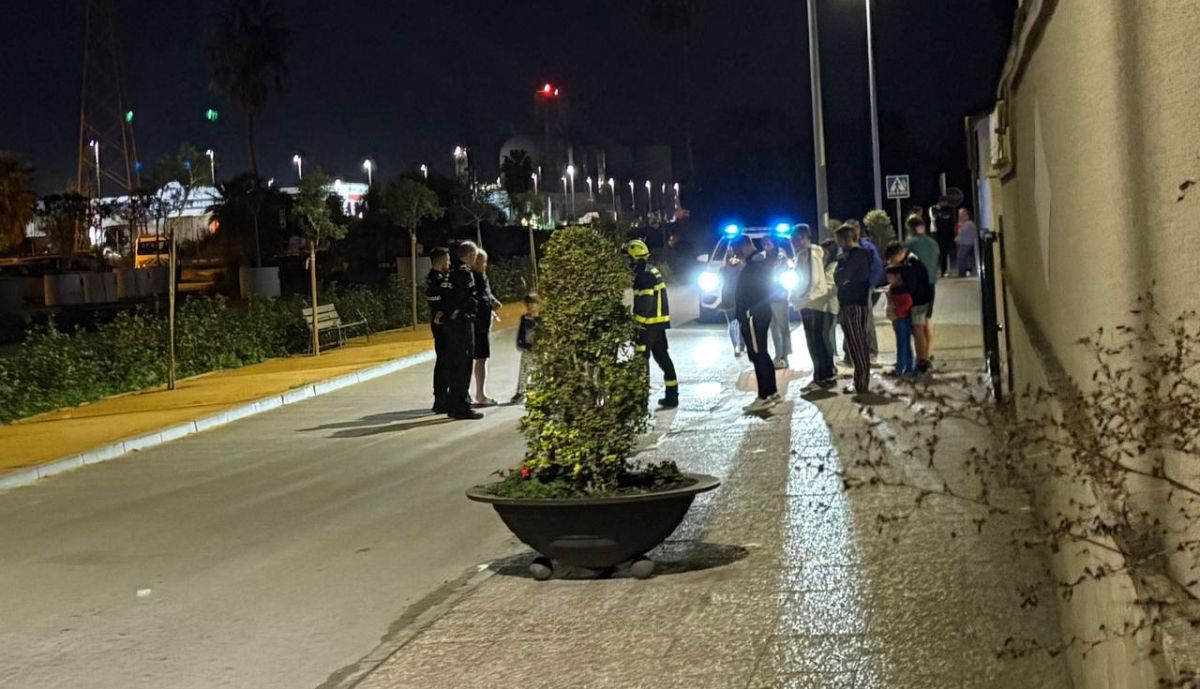 Vecinos, en la calle, tras el susto en Guadalcacín.