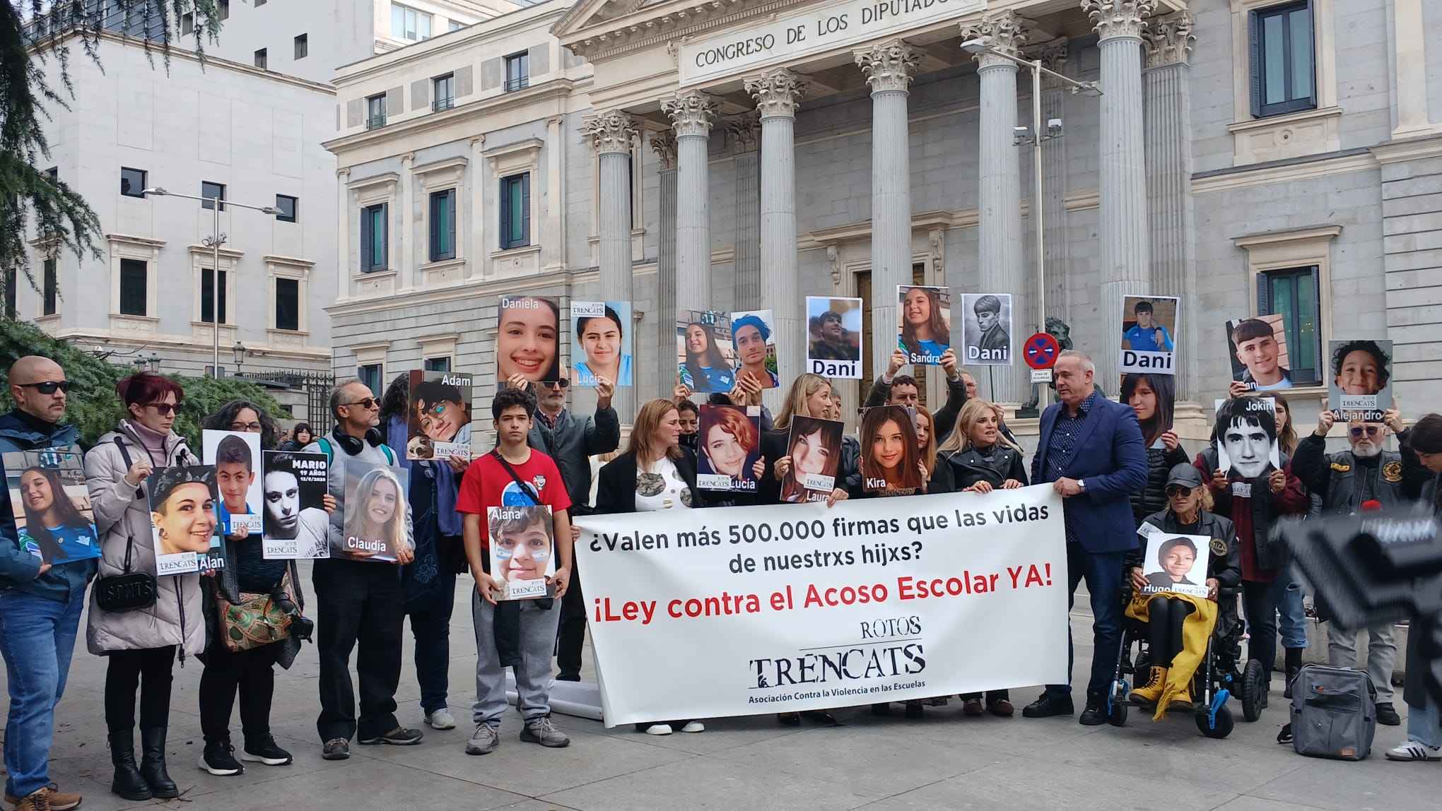 Una imagen de las familias, con las fotos de sus hijos e hijas víctimas de la violencia escolar.