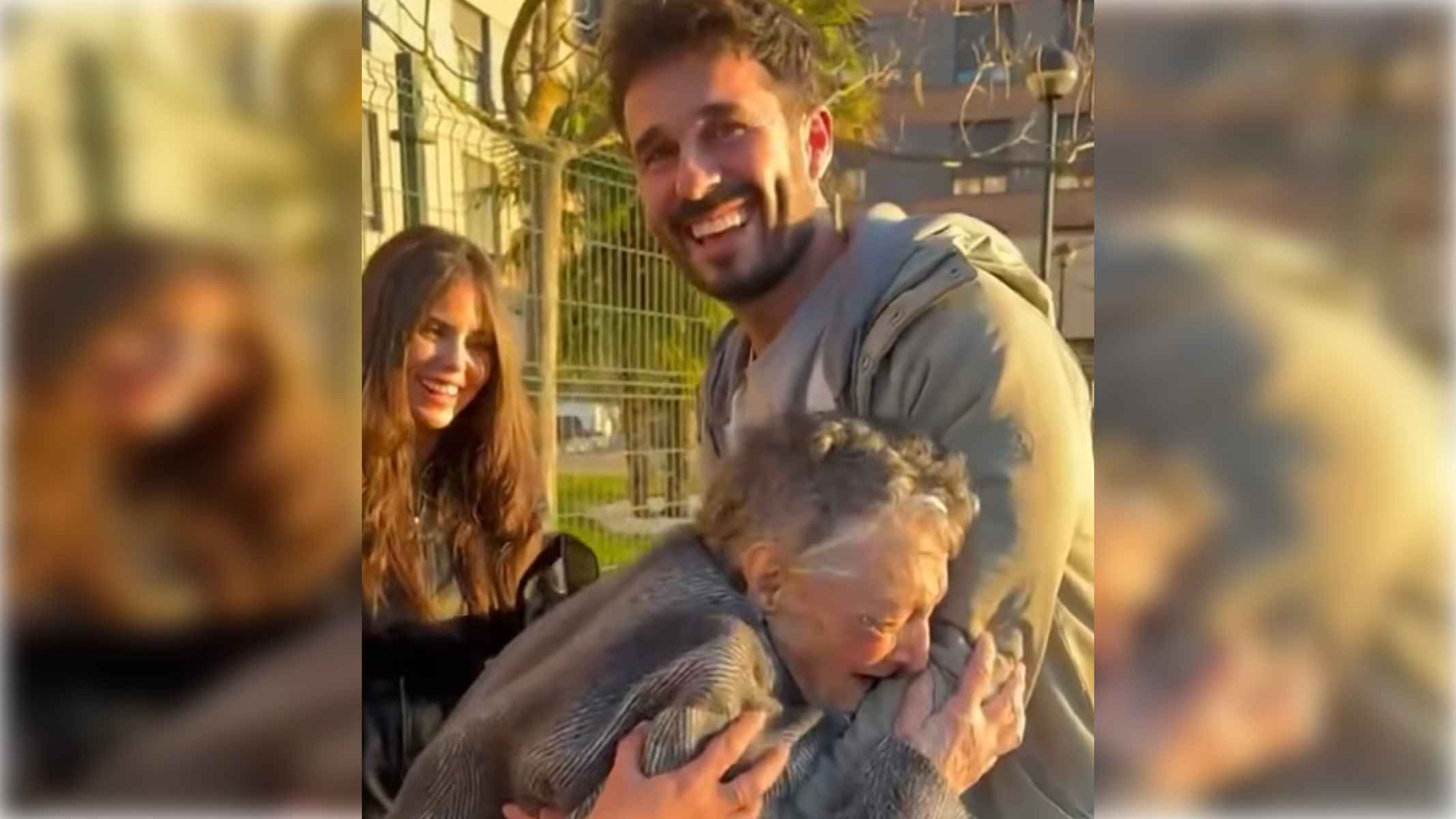 Antoñito Molina, sorprendiendo a la abuela Carmen en compañía de su nieta.