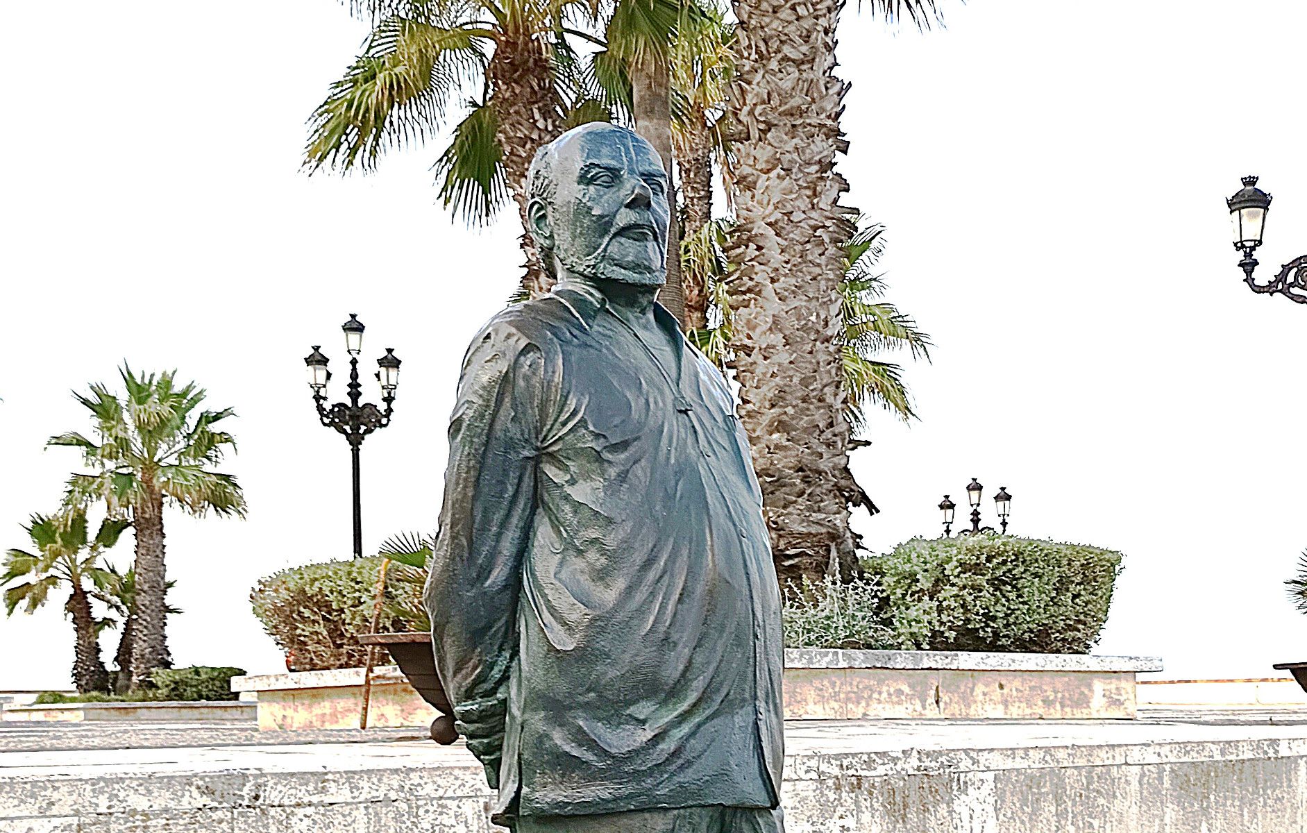 Escultura Fernando Quiñones, vista frontal. Escultura Fernando Quiñones, vista frontal.