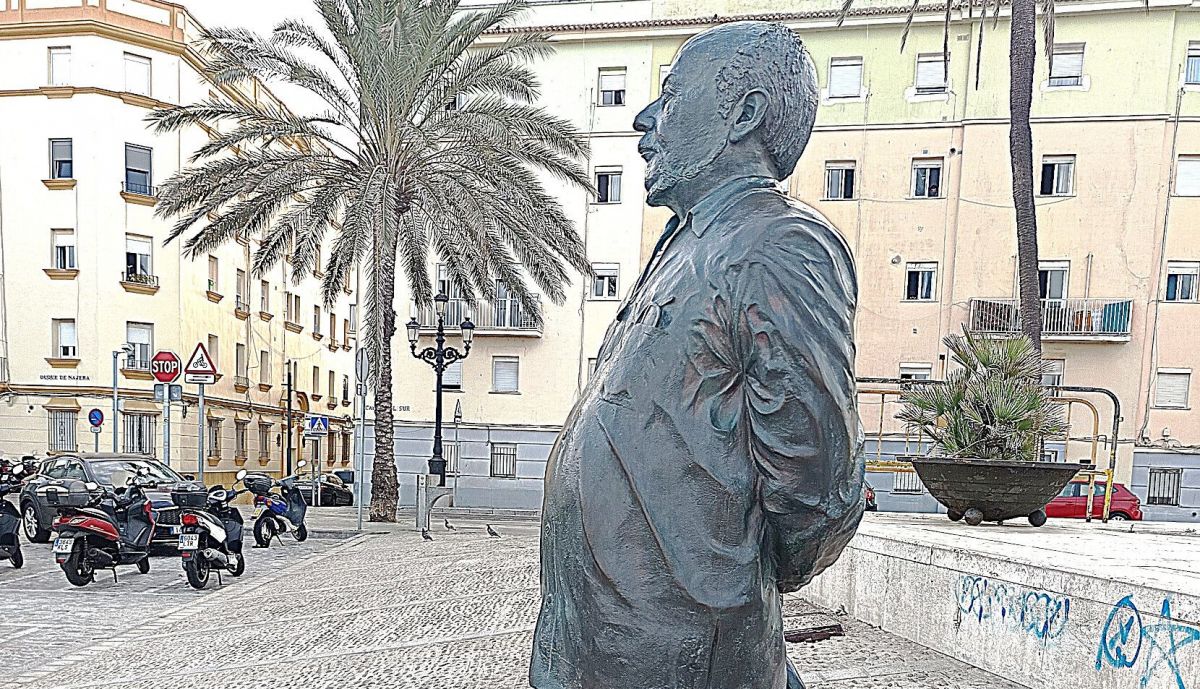 Escultura Fernando Quiñones, vista lateral.