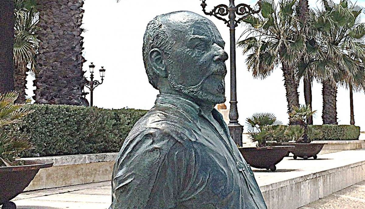 Escultura Fernando Quiñones, vista lateral detalle.