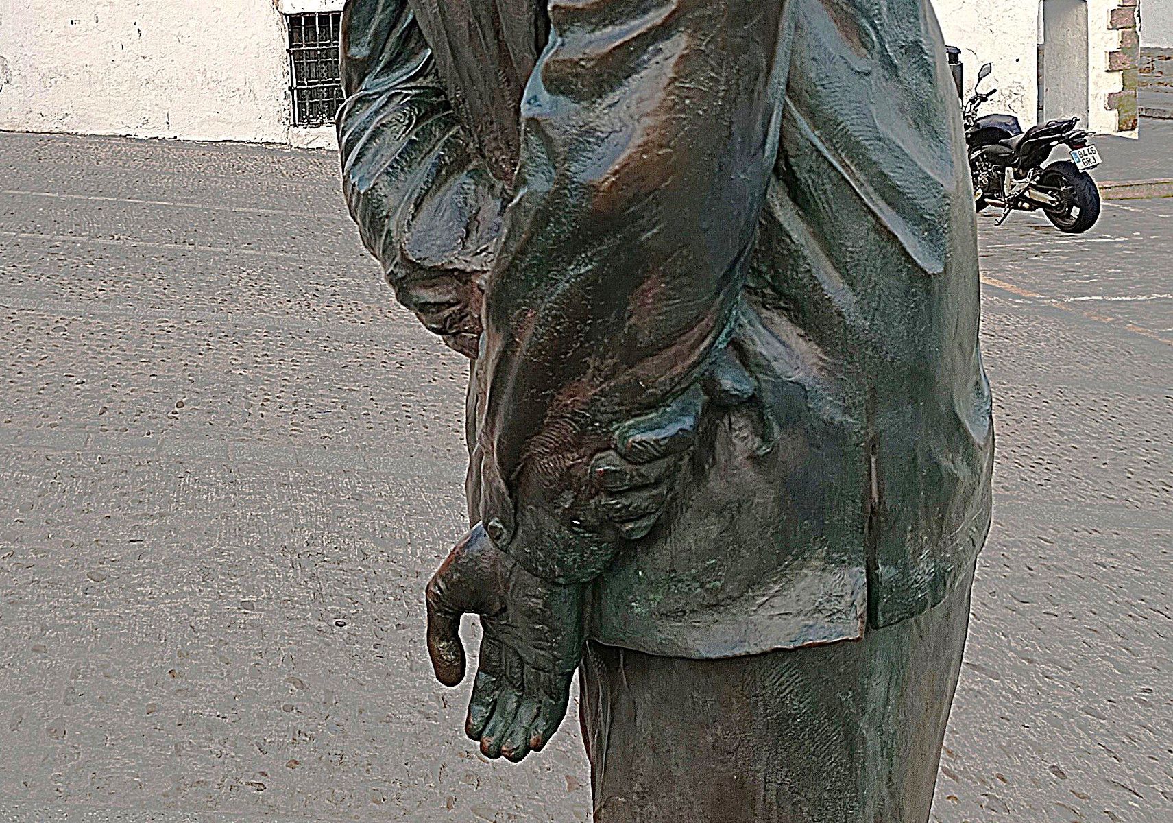 Escultura Fernando Quiñones, vista posterior detalle.