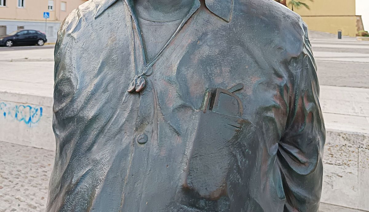 Escultura Fernando Quiñones, detalle torso