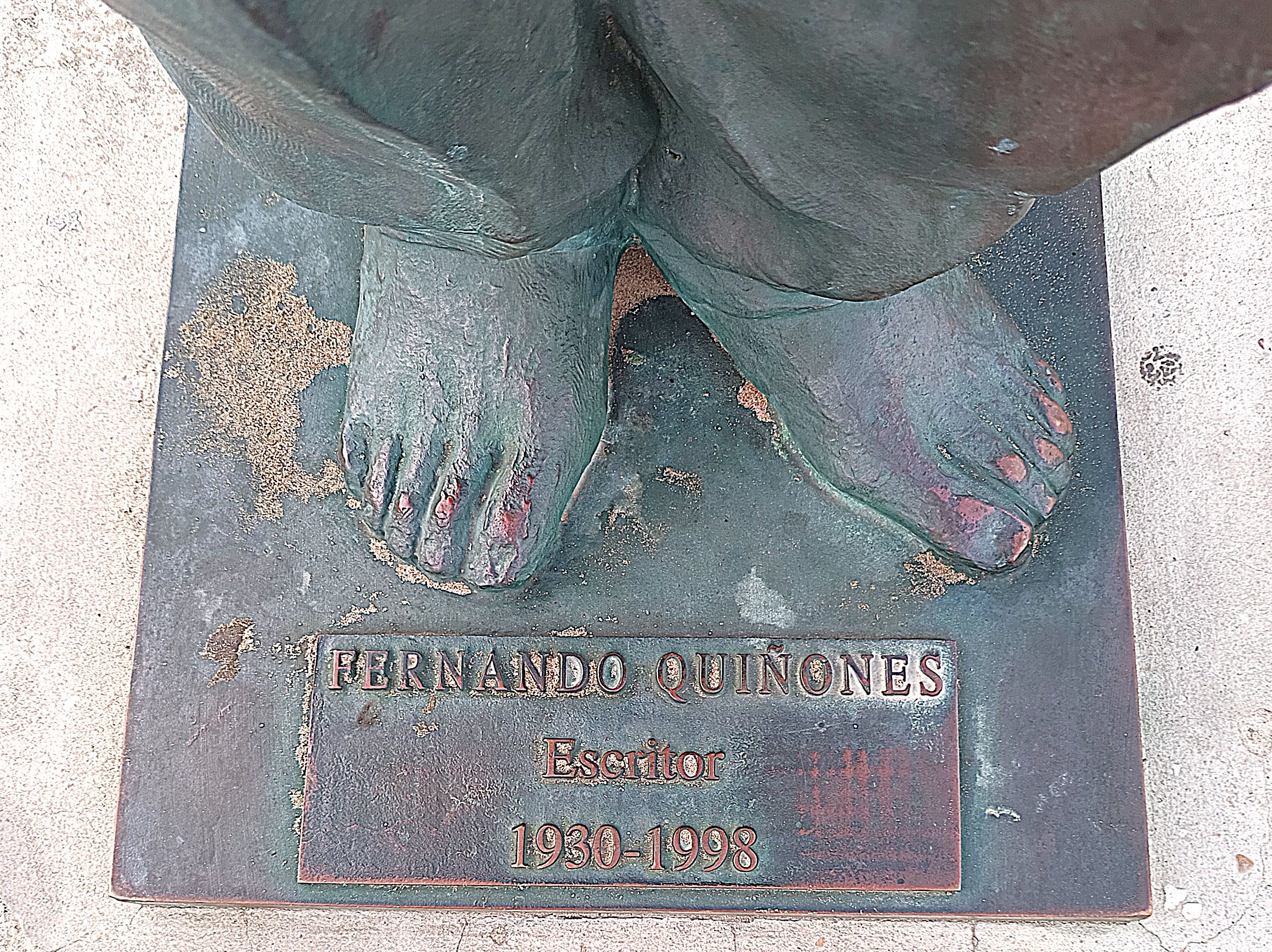 Escultura Fernando Quiñones, detalle de la base.
