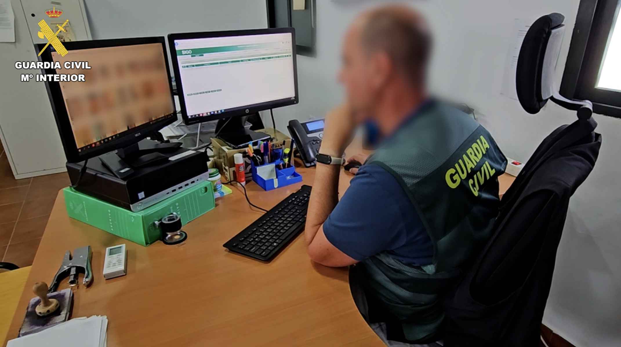 Un agente de la Guardia Civil, investigando contenido ilegal de menores en las redes.