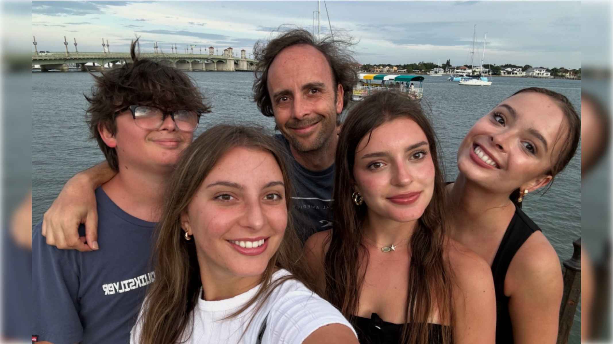 Una imagen de Carlos junto a sus cuatro hijos.