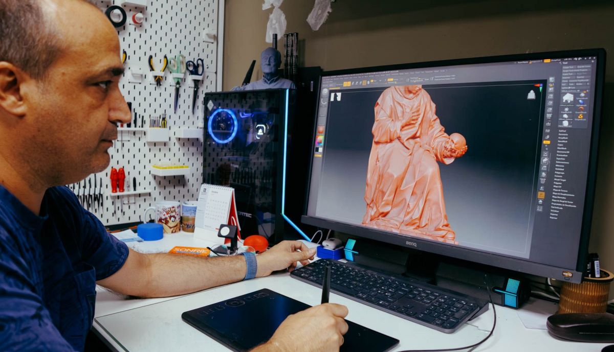 Macos ante el ordenador mostrando el esceneo en tres dimensiones del san Bruno de la Catedral.