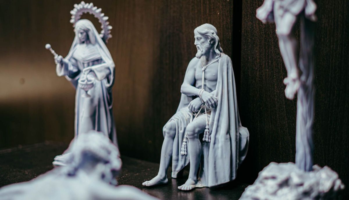 Piezas ya impresas en 3D ponentes de policromar.