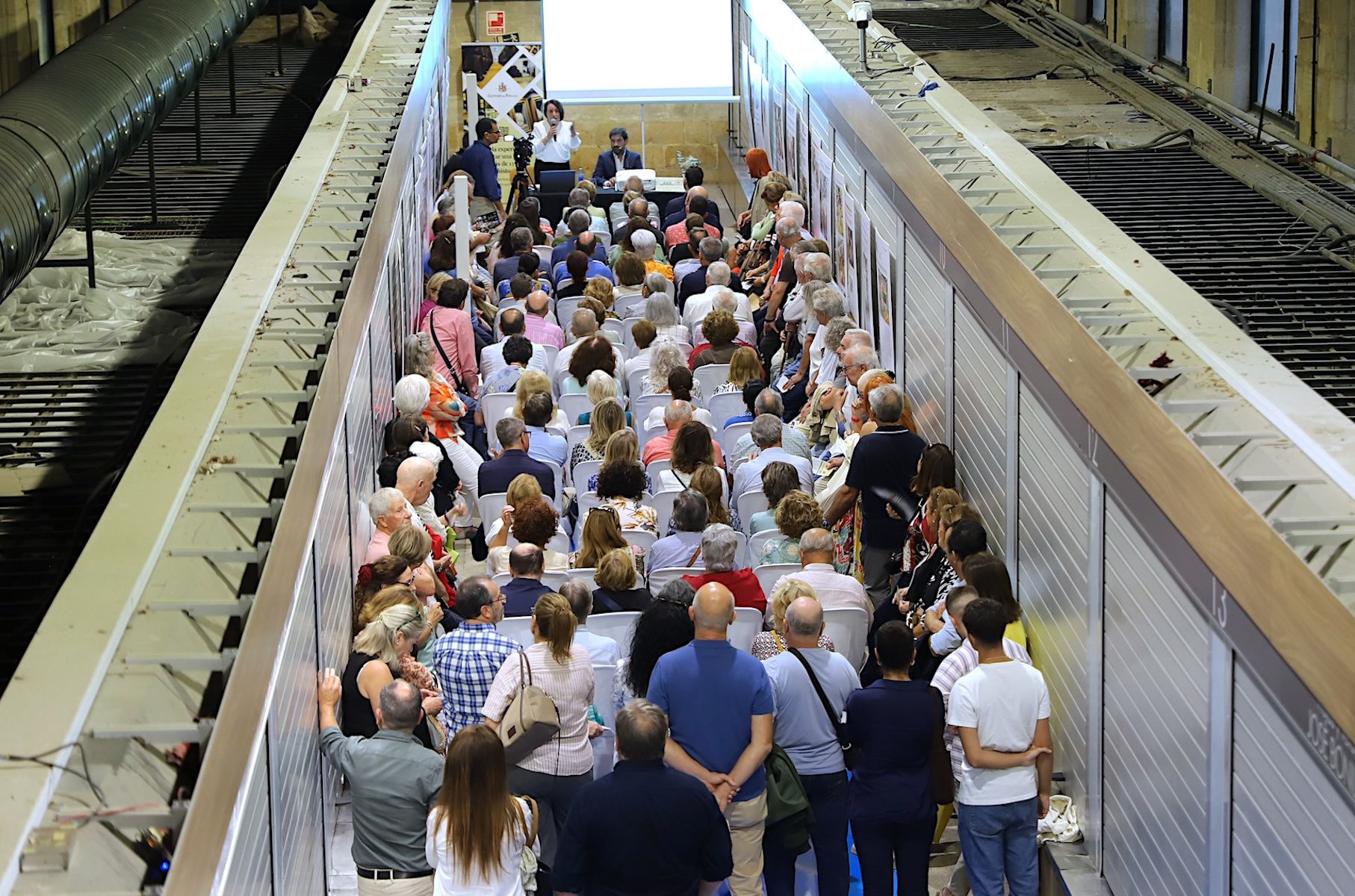 Al fondo, la delegada Nela García, a punto de presentar una conferencia de Manuel Romero.