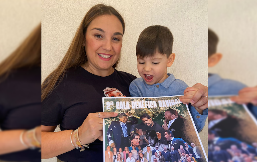 Rocío García con Martín, el pequeño X-Men de Jerez.