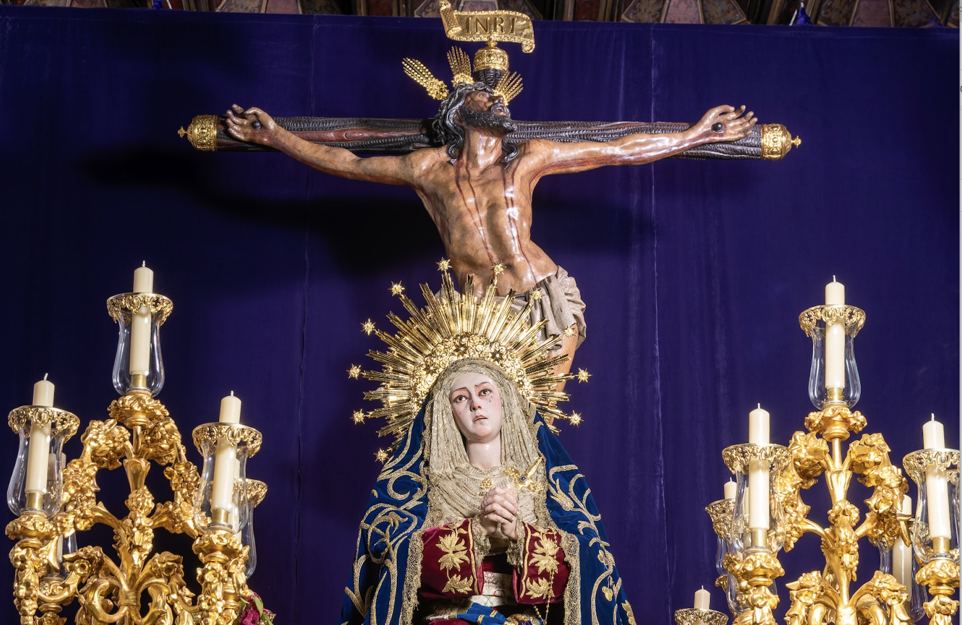 El Cristo de la Expiración con la Virgen de las Aguas a sus pies, flanqueados por los  candelabro de La Cena de Castillo.