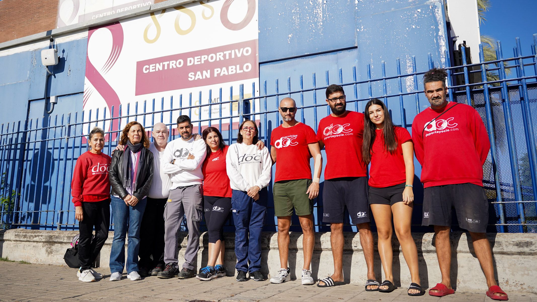 Varios de los trabajadores del Centro Deportivo San Pablo, afectados por la situación.