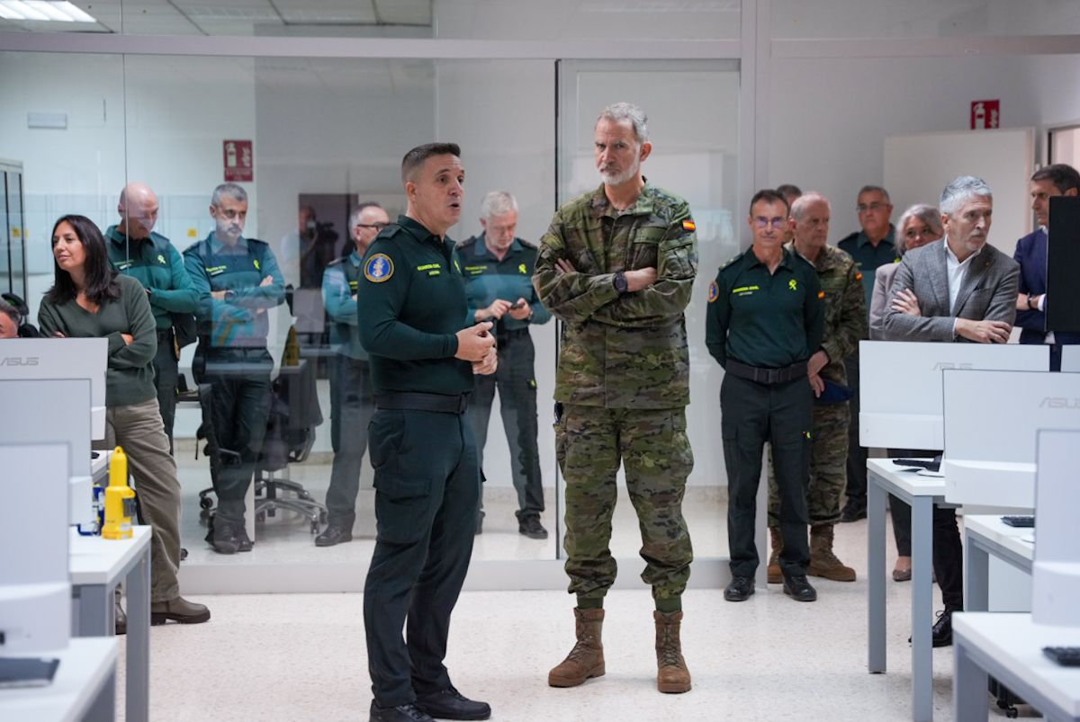 El rey Felipe VI, de visita a la Guardia Civil en Cádiz, acompañado del ministro Fernando Grande-Marlaska.