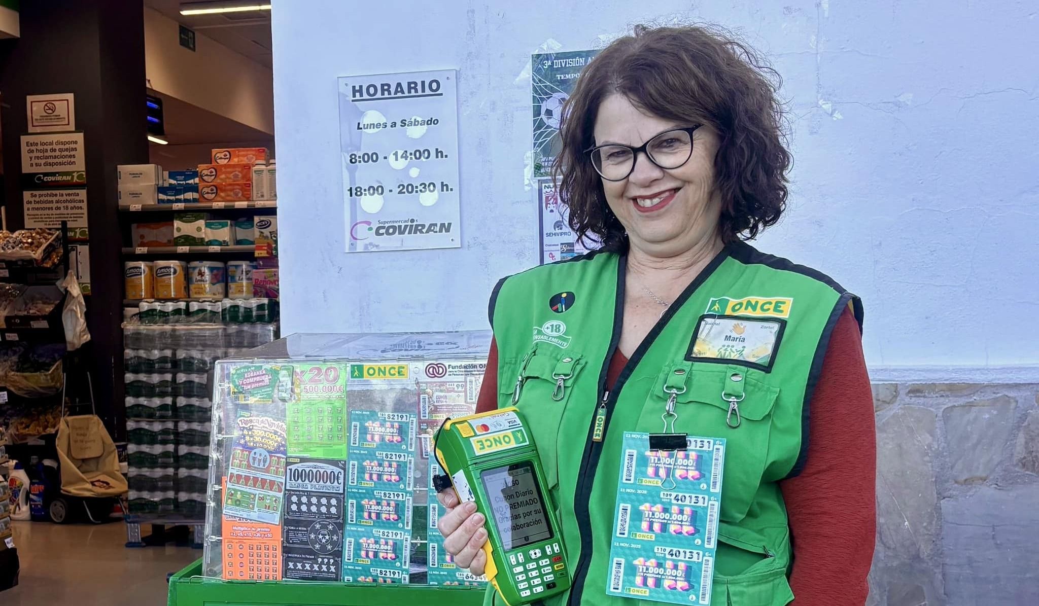 Vendedora de la ONCE en Zahara de la Sierra. Vendedora de la ONCE en Zahara de la Sierra.
