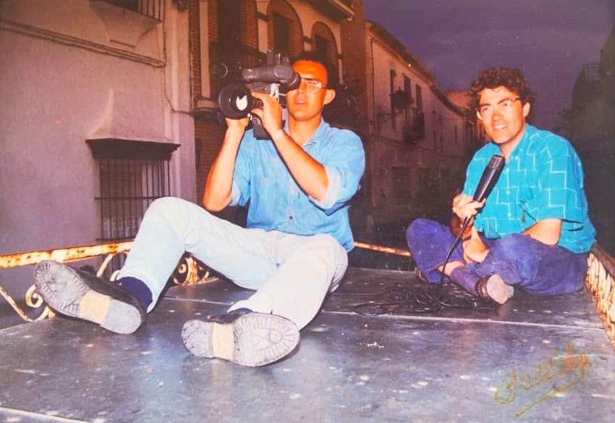 Paco Márquez, retransmitiendo un Rocío sobre el todoterreno del Ayuntamiento mientras grababa Antonio Rodríguez, el actual director de la radiotelevisión municipal. Paco Márquez, retransmitiendo un Rocío sobre el todoterreno del Ayuntamiento mientras grababa Antonio Rodríguez, el actual director de la radiotelevisión municipal.