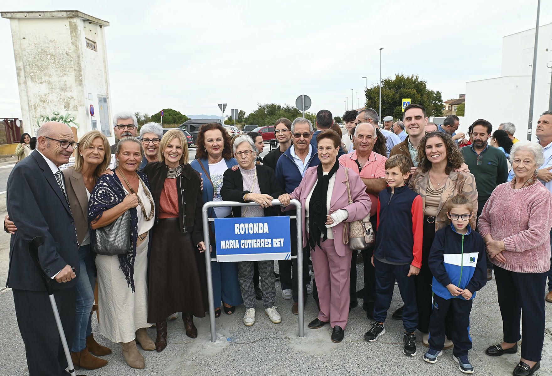 El Ayuntamiento homenajea a María Gutiérrez Rey con una placa en la rotonda de San José Obrero.