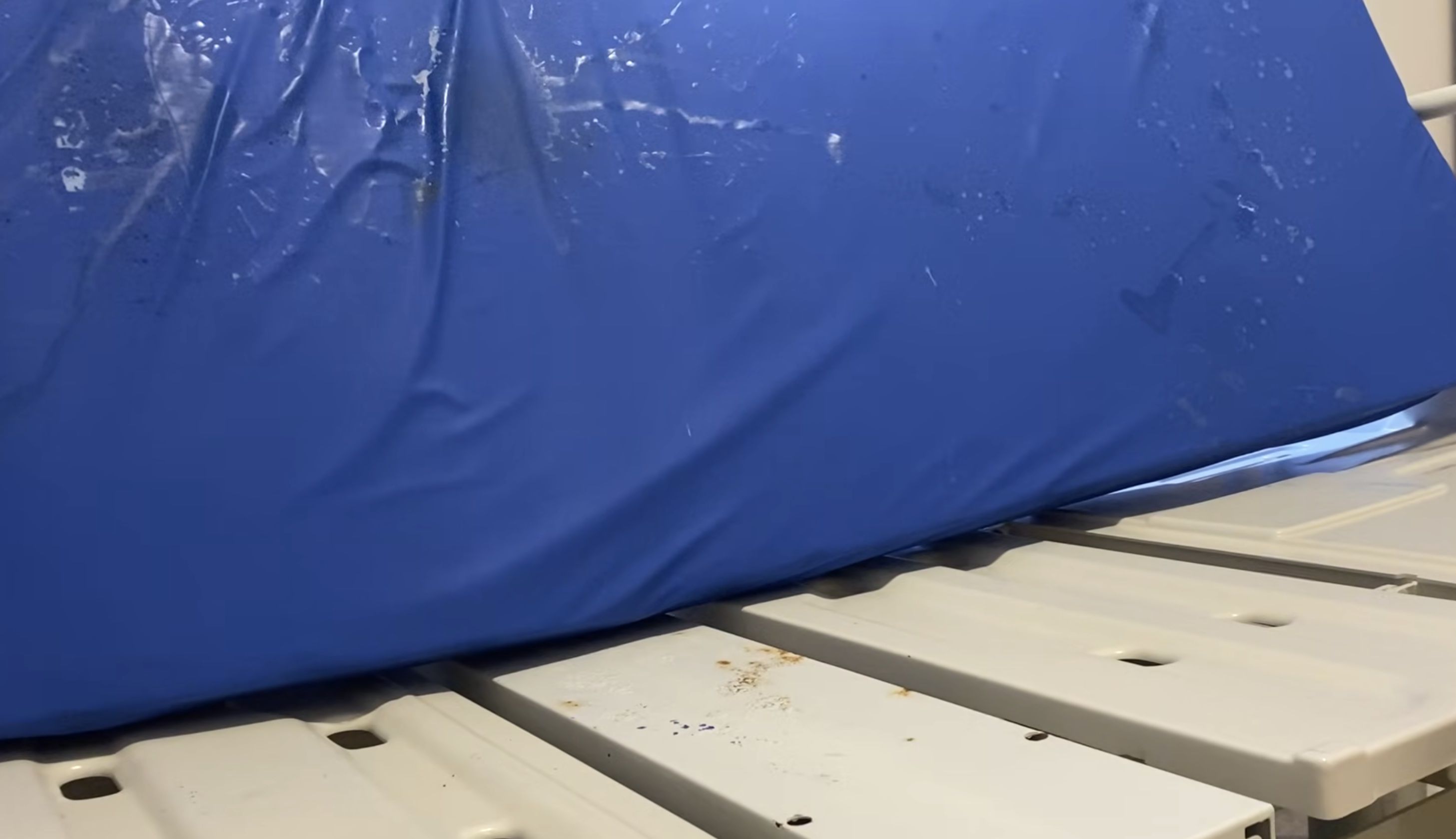 El estado que presentaba el colchón por el lado del somier. El estado que presentaba el colchón por el lado del somier.