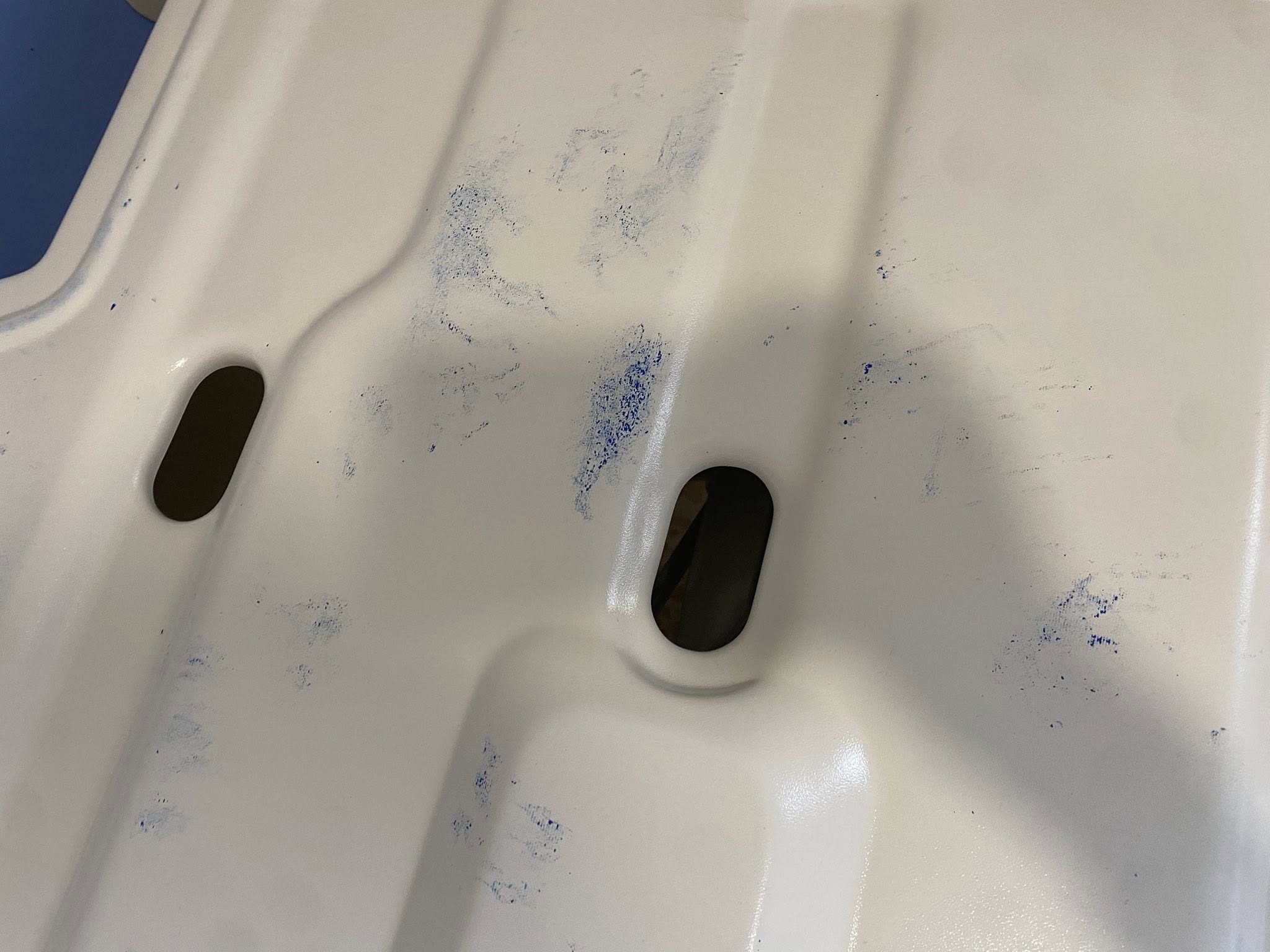 La pintura del cubrecolchón, despintándose sobre el metal.