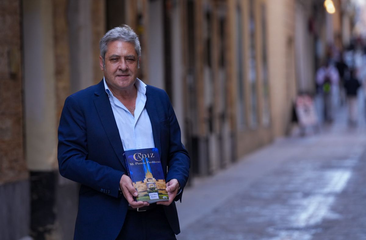 Pepe Mata, con su libro 'Cádiz, mi planeta predilecto'.