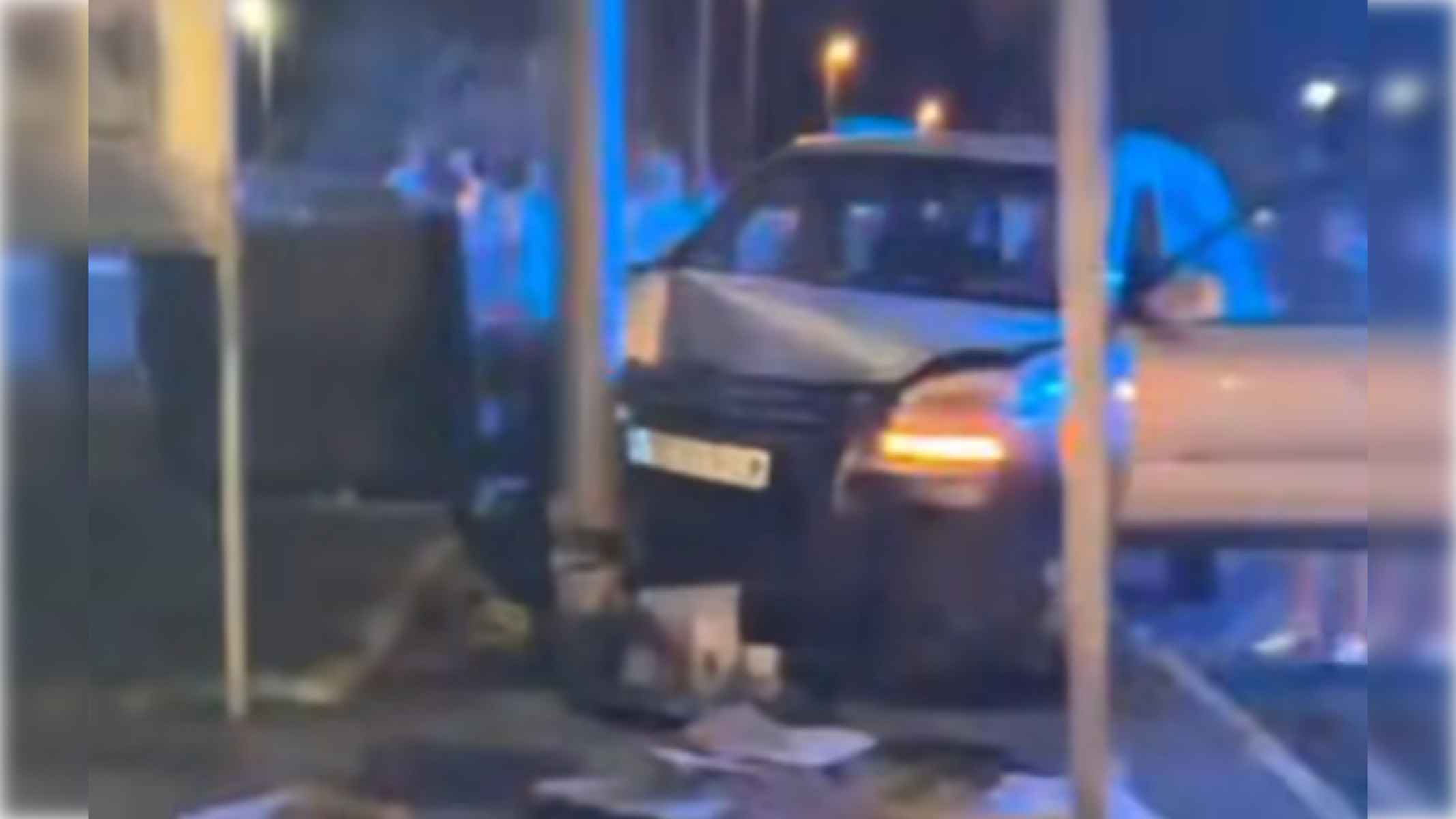 El coche accidentado tras chocarse contra una farola. FOTO: JEREZ TV El coche accidentado tras chocarse contra una farola. FOTO: JEREZ TV
