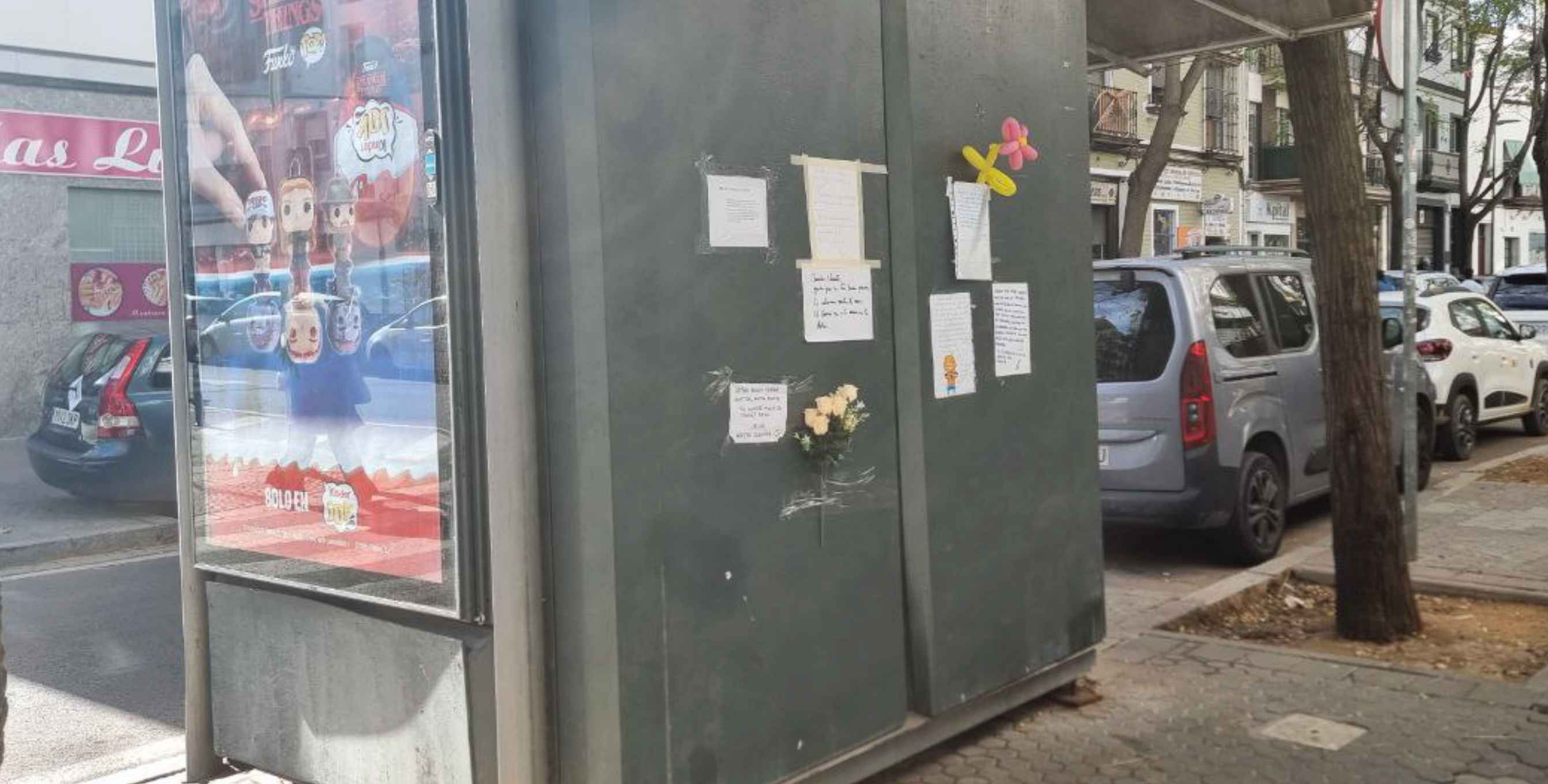 El improvisado altar en el que se ha convertido el kiosco de Vicente en Sevilla. El improvisado altar en el que se ha convertido el kiosco de Vicente en Sevilla.