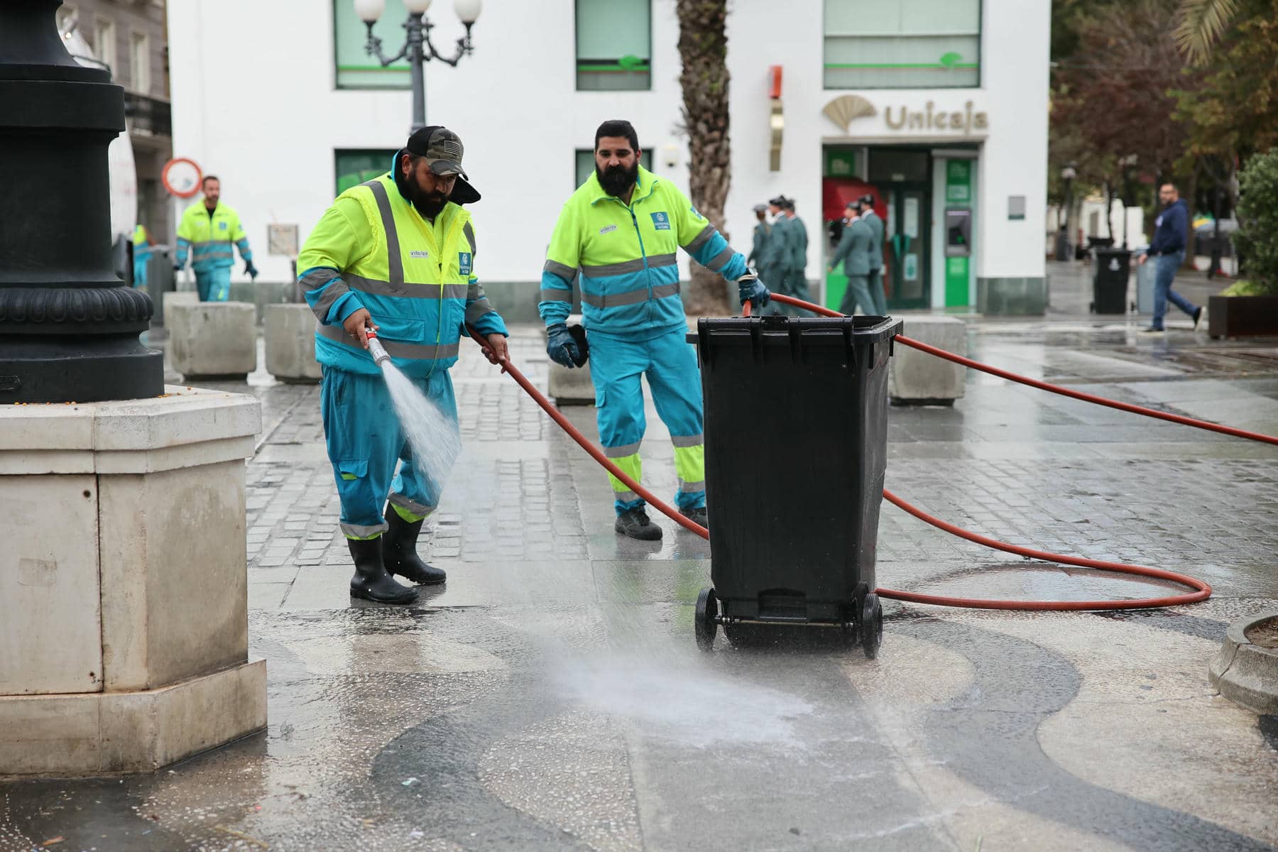 Operarios de limpieza baldean la plaza de San Juan de Dios de Cádiz en una imagen de archivo.