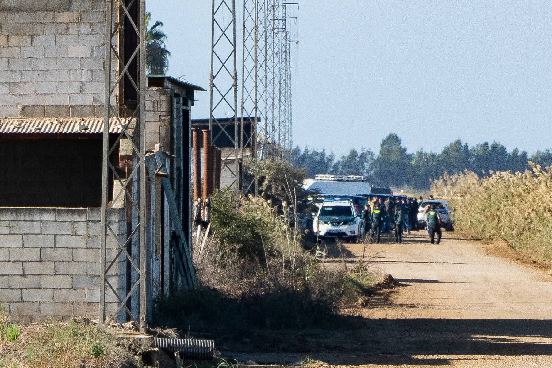 El operativo frente a la nave donde se han atrincherado. El operativo frente a la nave donde se han atrincherado.