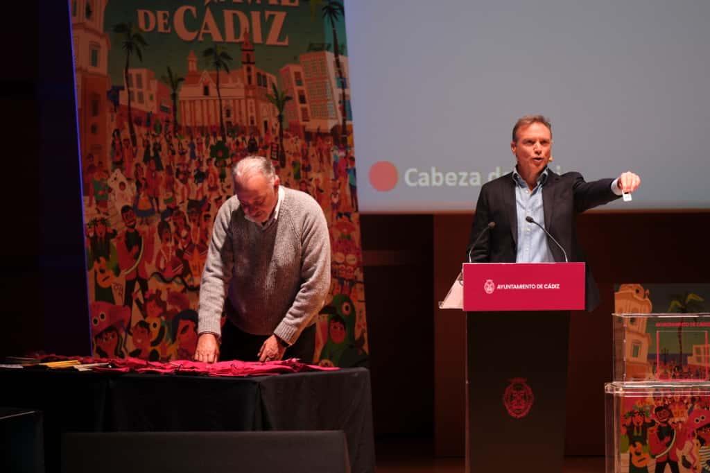 Enrique Miranda, derecha, dirige el sorteo de este sábado en el Palacio de Congresos.