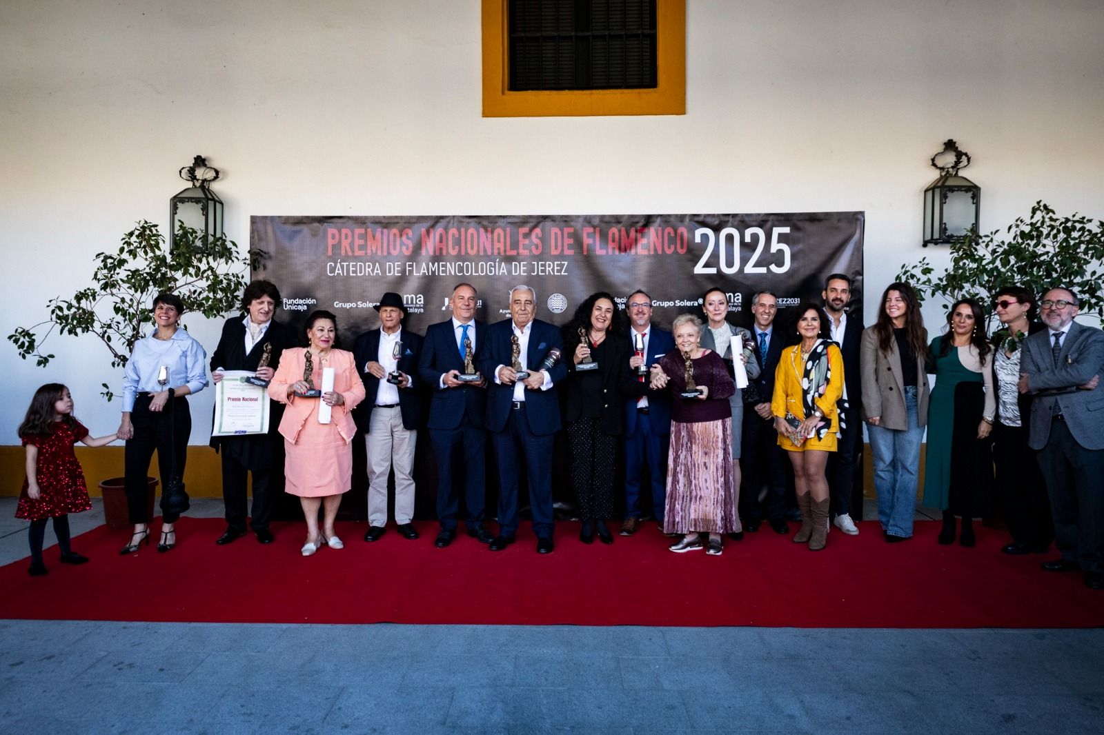 Foto de familia de los galardonados con los Premios Nacionales de Flamenco o la Copa Jerez este mediodía en el Museo de la Atalaya de Jerez.