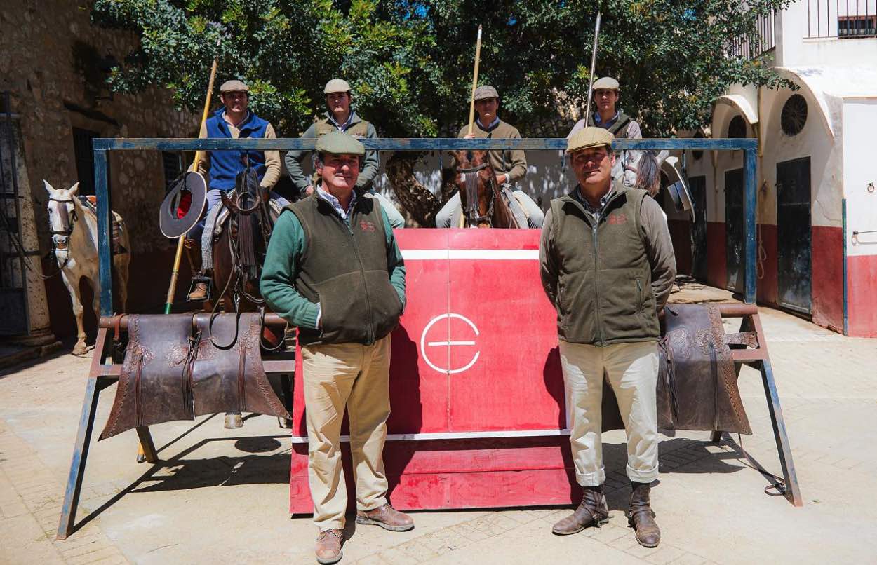 Los hermanos ganaderos De la Puerta, en una imagen de la web de la Maestranza. Los hermanos ganaderos De la Puerta, en una imagen de la web de la Maestranza.