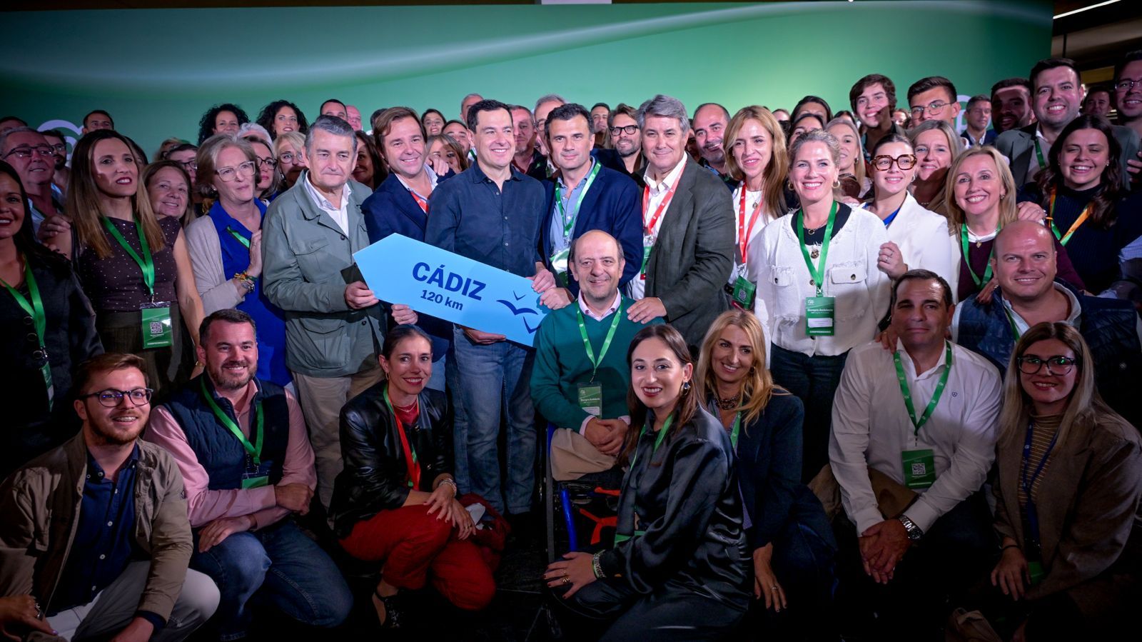 Juanma Moreno, con Romaní, García y otros miembros del PP andaluz y de Cádiz.