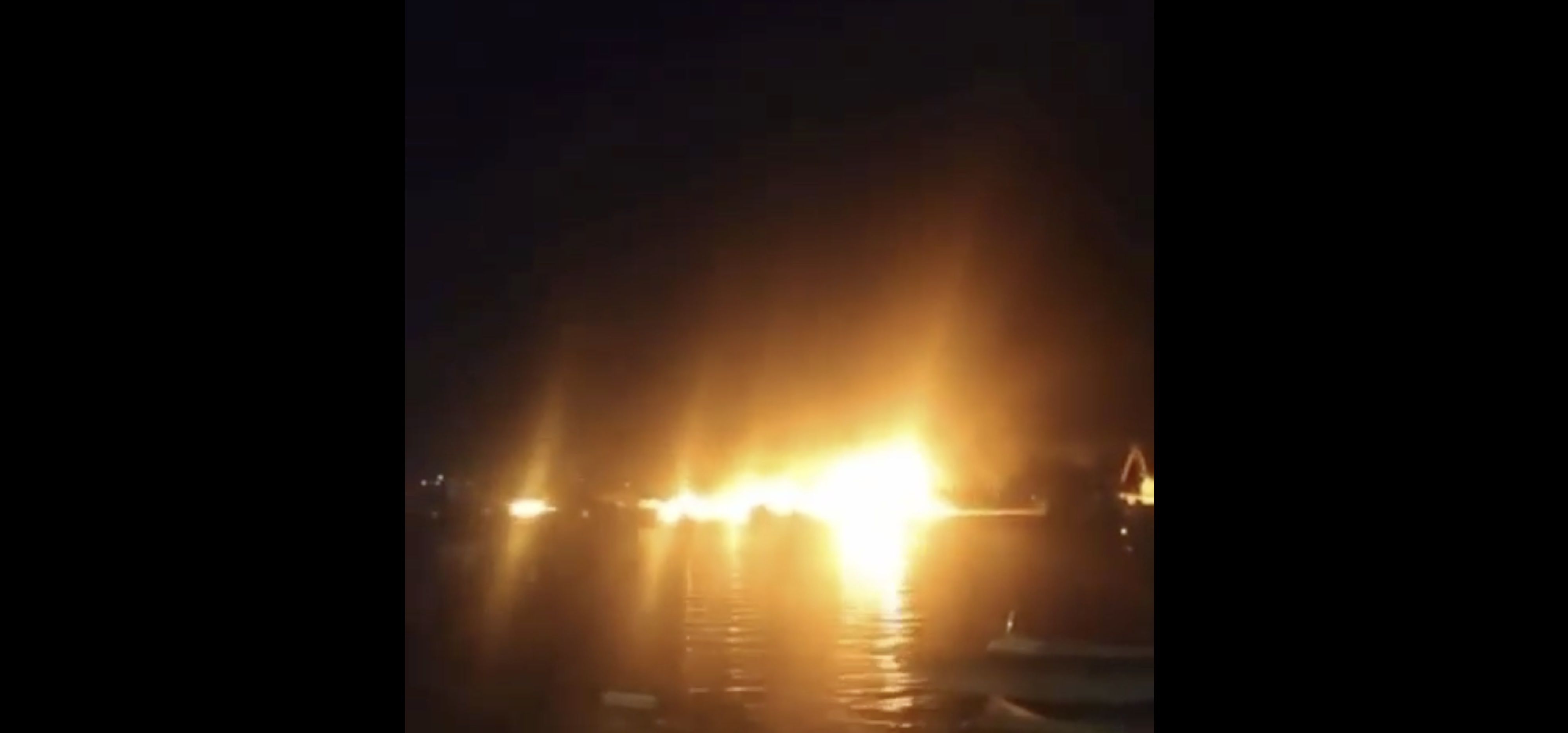 Una de las embarcaciones en llamas. Una de las embarcaciones en llamas.