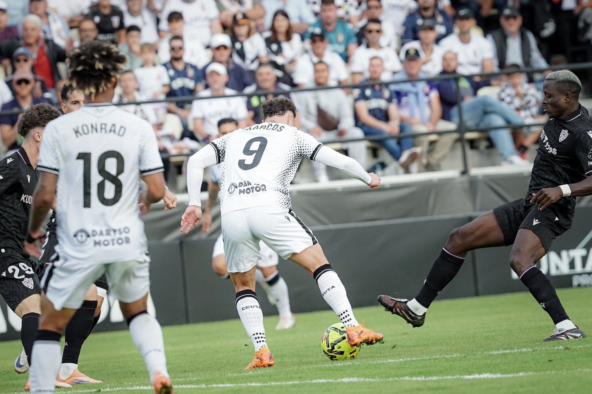 Un momento del partido del Ceuta con el Almería.