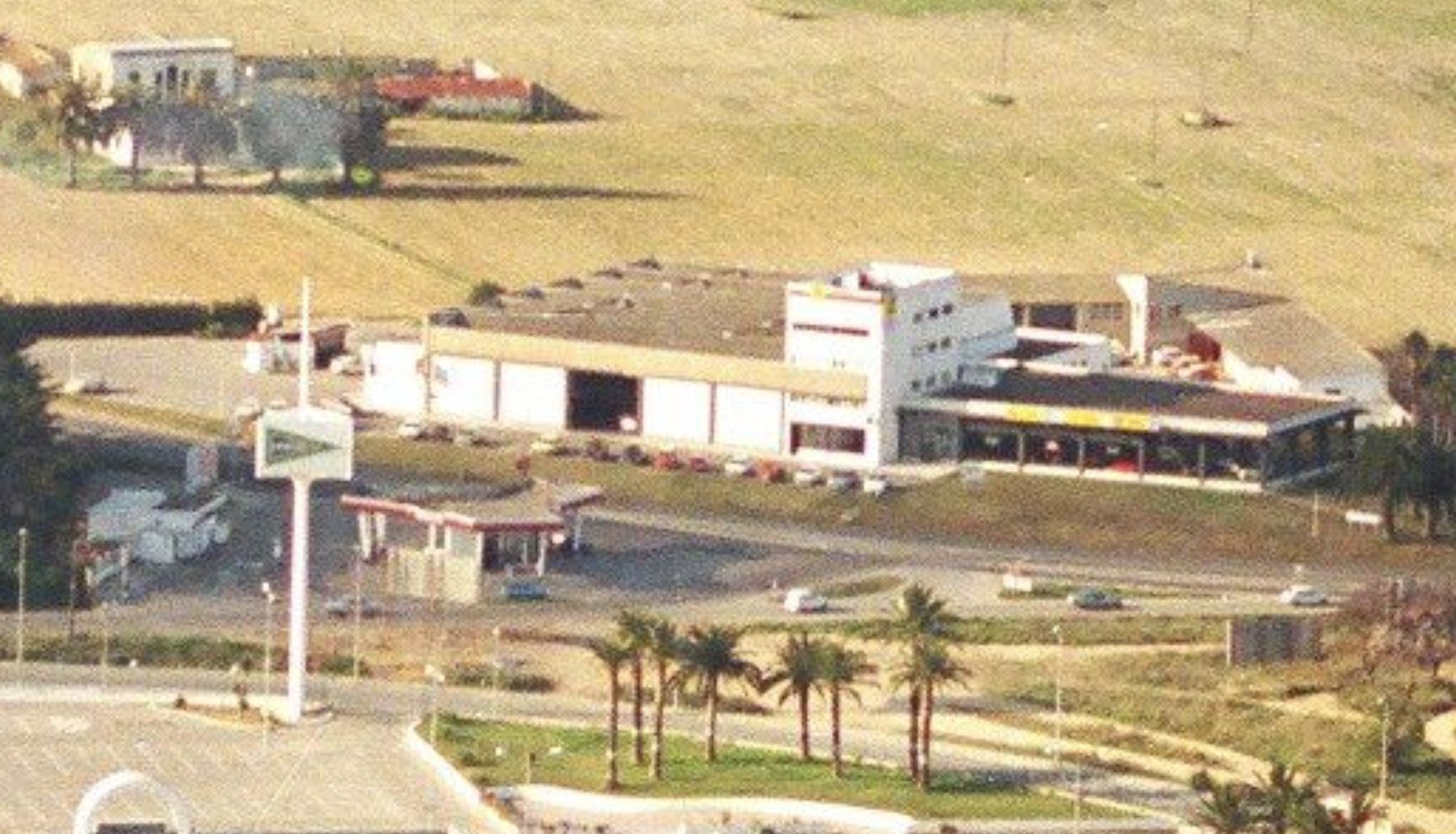 Extracto de la imagen donde se distinguen los carteles perfectamente.