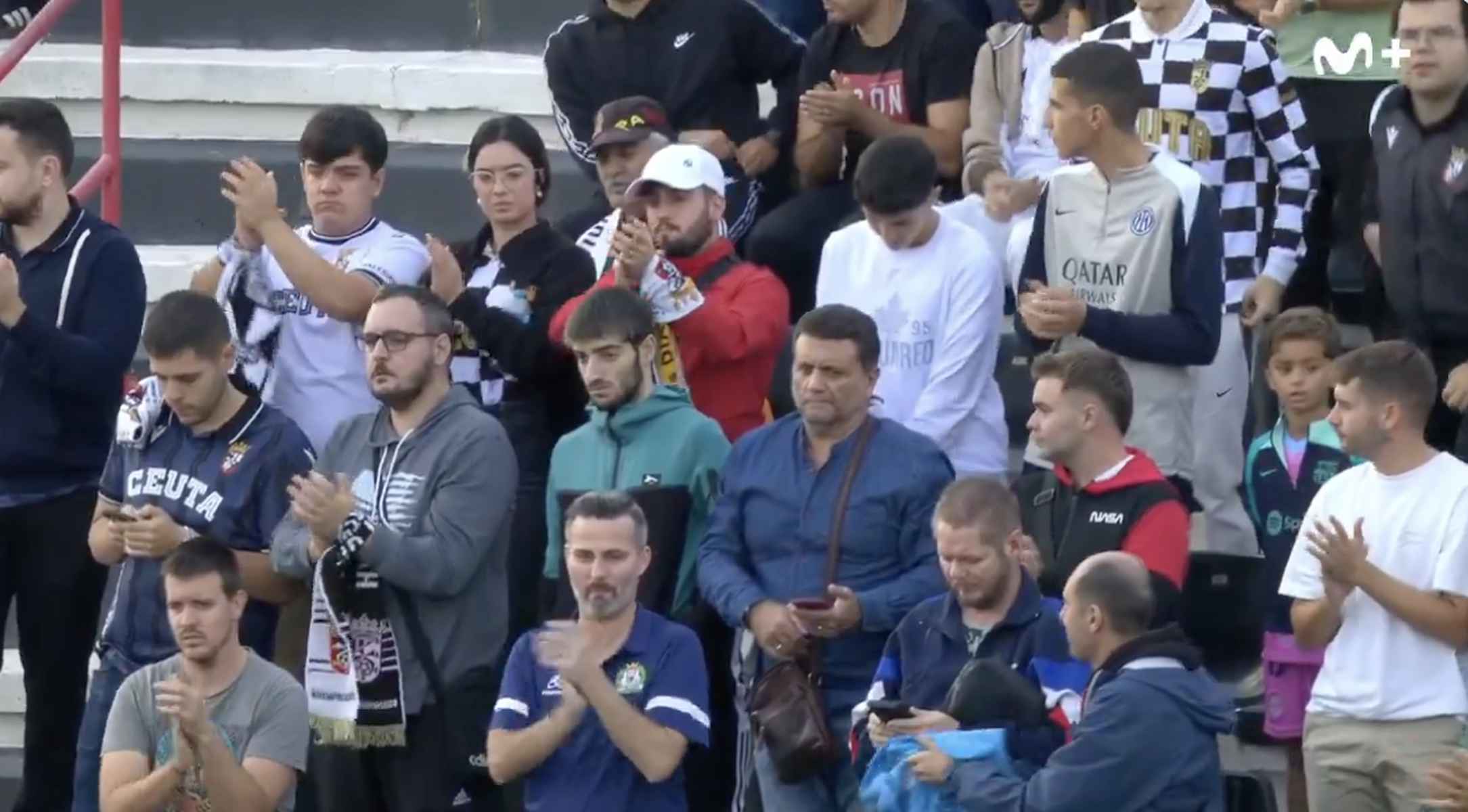 Aficionados del Ceuta, tras anunciarse en el descanso la suspensión del partido. Aficionados del Ceuta, tras anunciarse en el descanso la suspensión del partido.