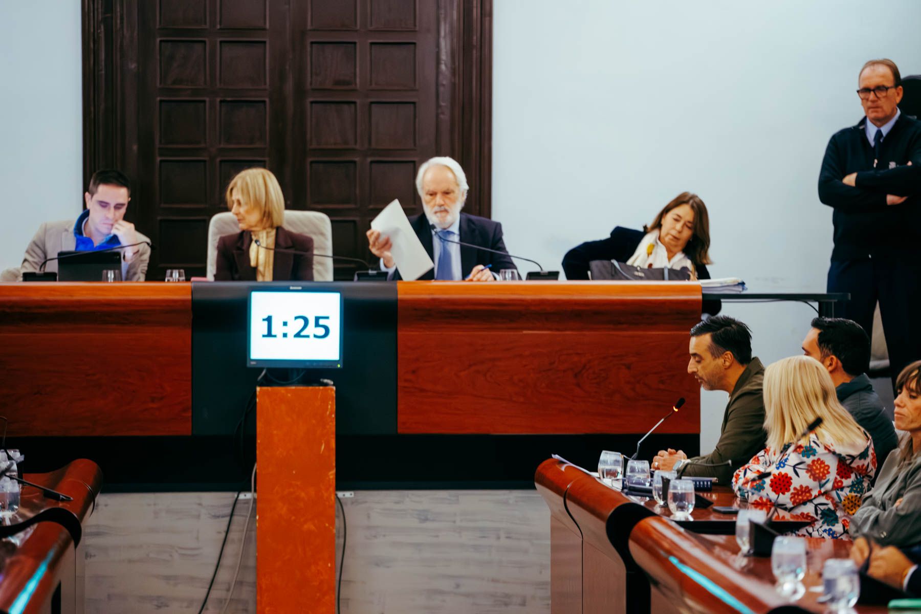 El gobierno local, presidiendo el pleno extraordinario en el que se decide el futuro del club Puertas del Sur.