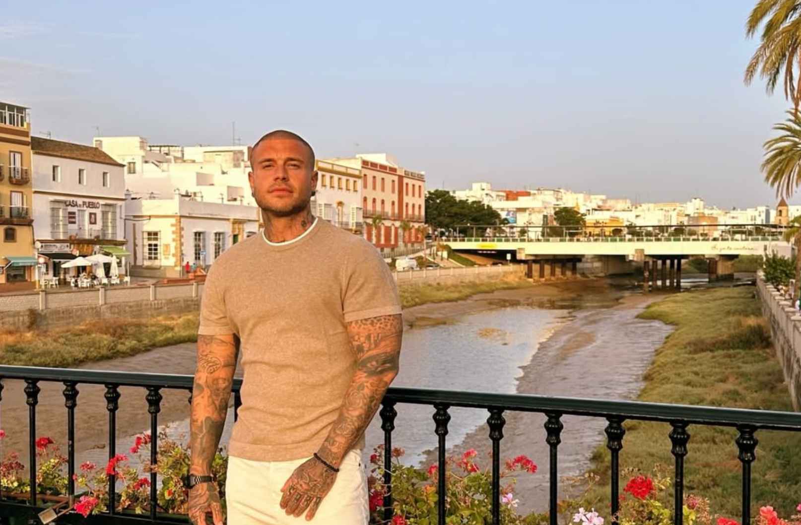 Adrián Rodríguez, en una imagen de sus redes sociales, en un paseo por Chiclana. Adrián Rodríguez, en una imagen de sus redes sociales, en un paseo por Chiclana.