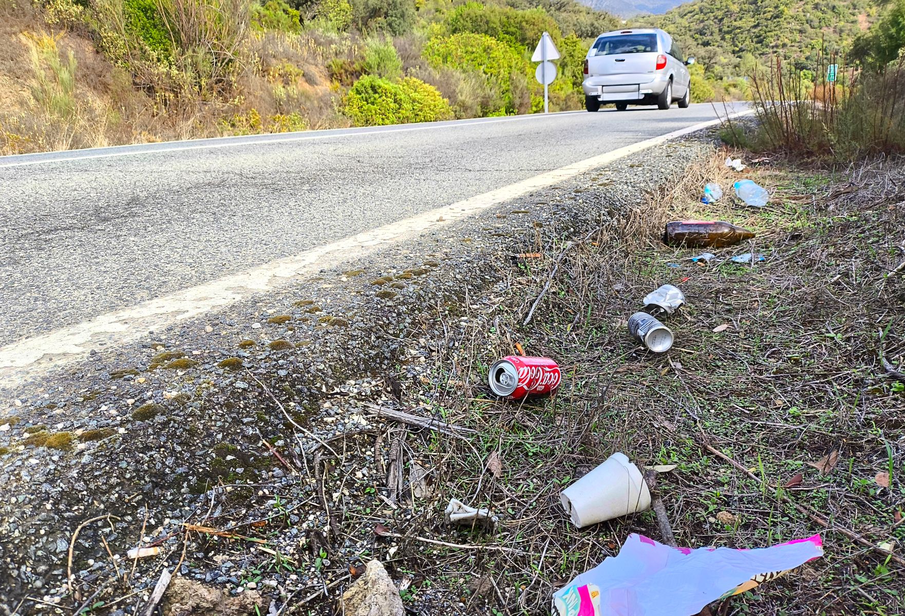 Cuneta llena de basura de una carretera del Parque Natural Sierra de Grazalema.