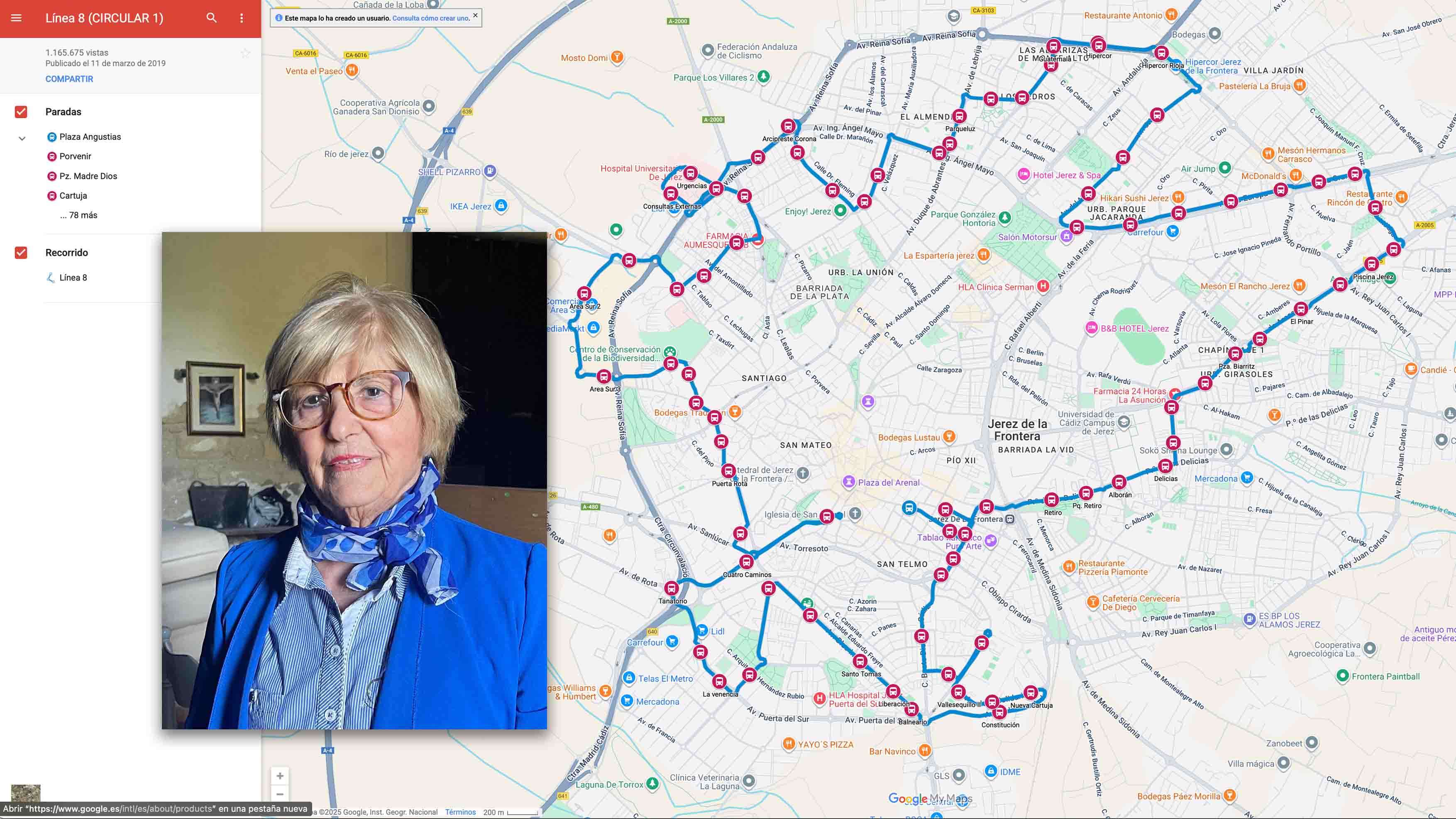 Conchi, la madre de Mamen Sánchez, con la línea 8 de los autobuses urbanos de Jerez.