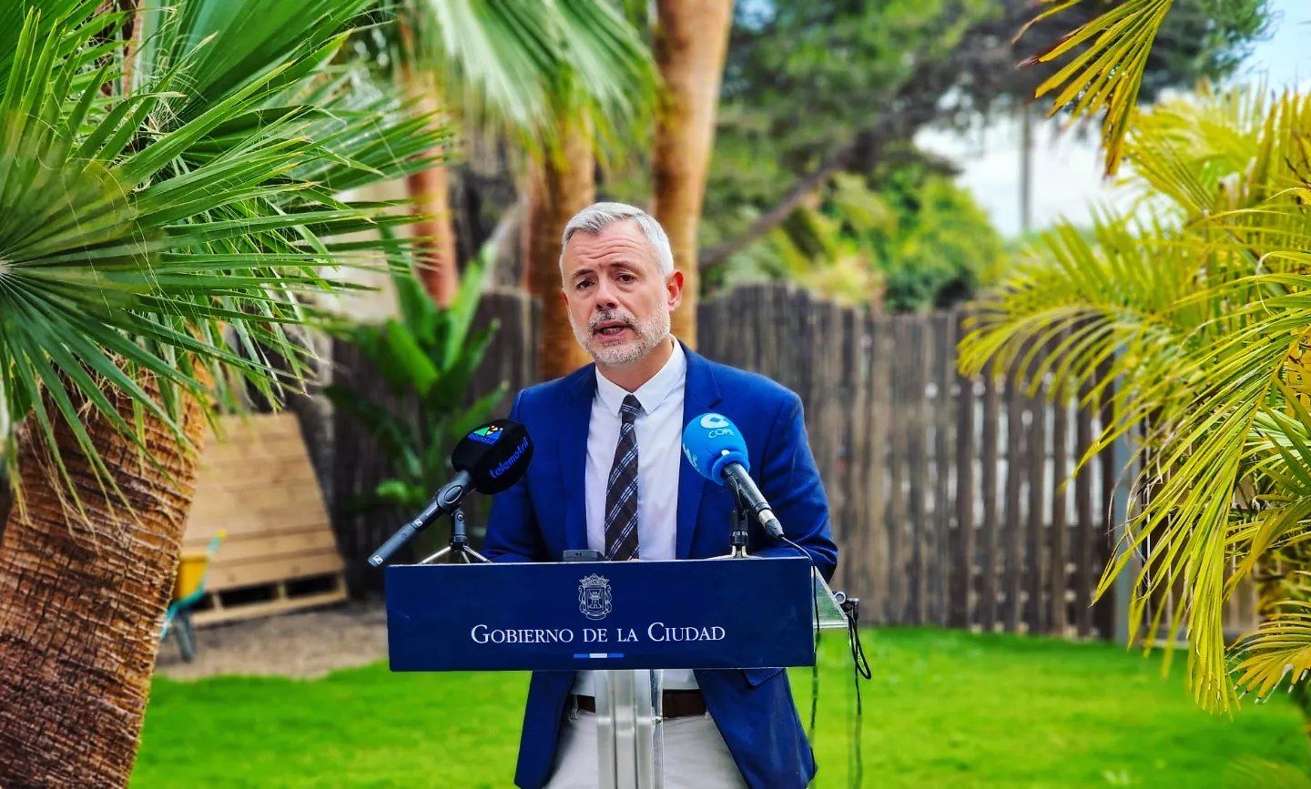 Nicolás Navarro Díaz en sus labores en Motril. Nicolás Navarro Díaz en sus labores en Motril.