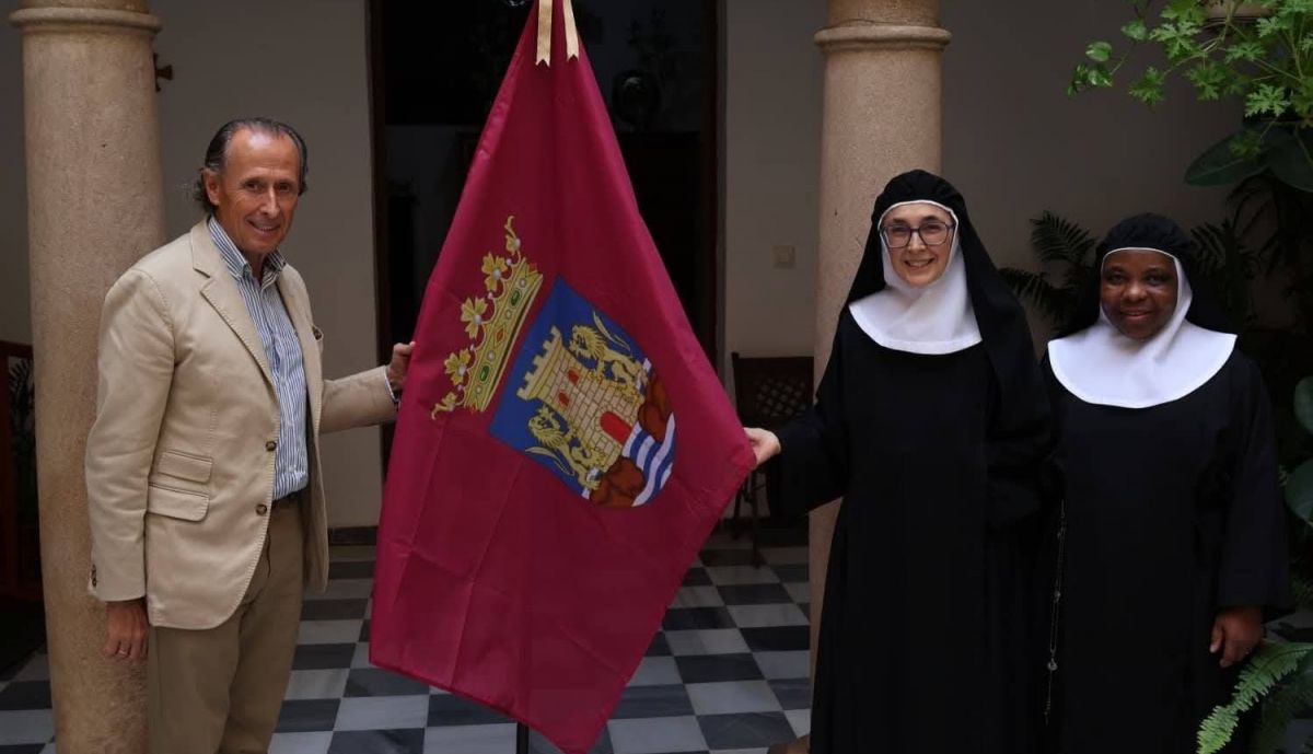 El alcalde, José María Román, junto a la comunidad religiosa.