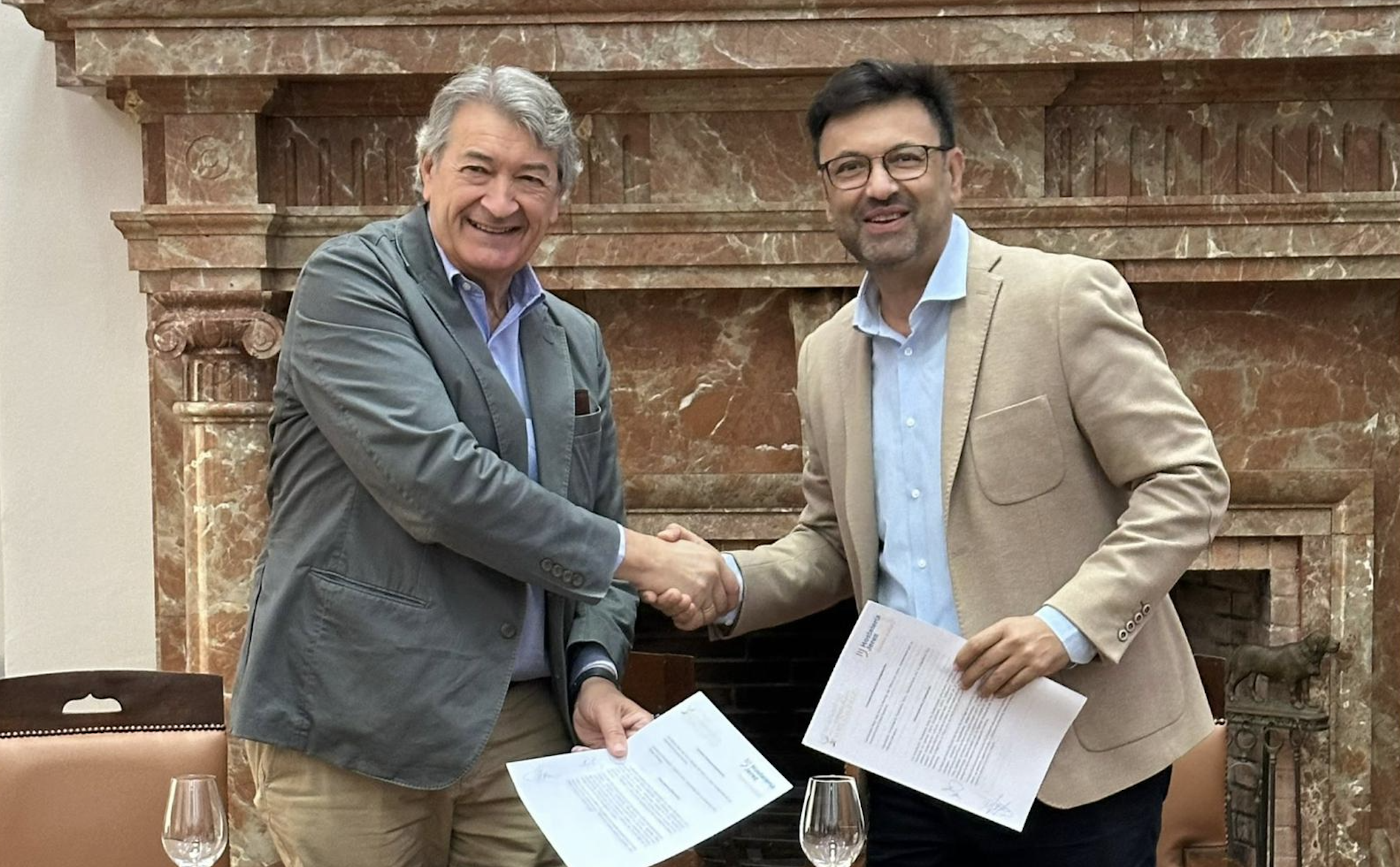 Saldaña y Carrasco tras la firma del convenio en el Consejo Regulador. 