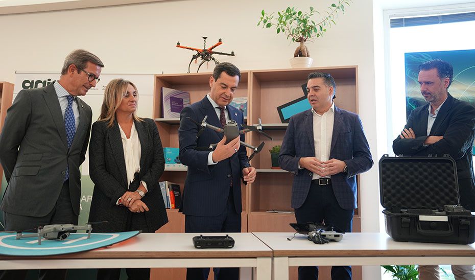 El presidente de la Junta, en las instalaciones del Centro de Inteligencia Artificial de Granada. El presidente de la Junta, en las instalaciones del Centro de Inteligencia Artificial de Granada.