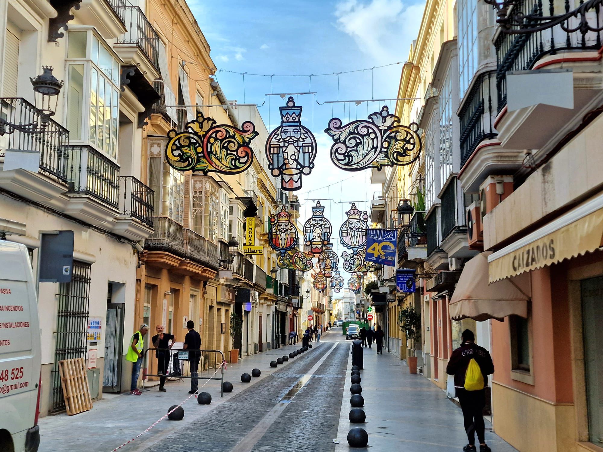 Alumbrado navideño ya instalado en la calle Larga de El Puerto.