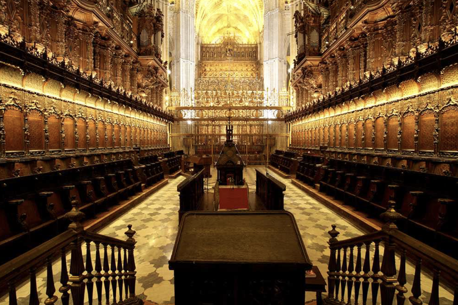 Vista del interior de la Catedral desde el coro y al fondo, el retablo mayor. Vista del interior de la Catedral desde el coro y al fondo, el retablo mayor.